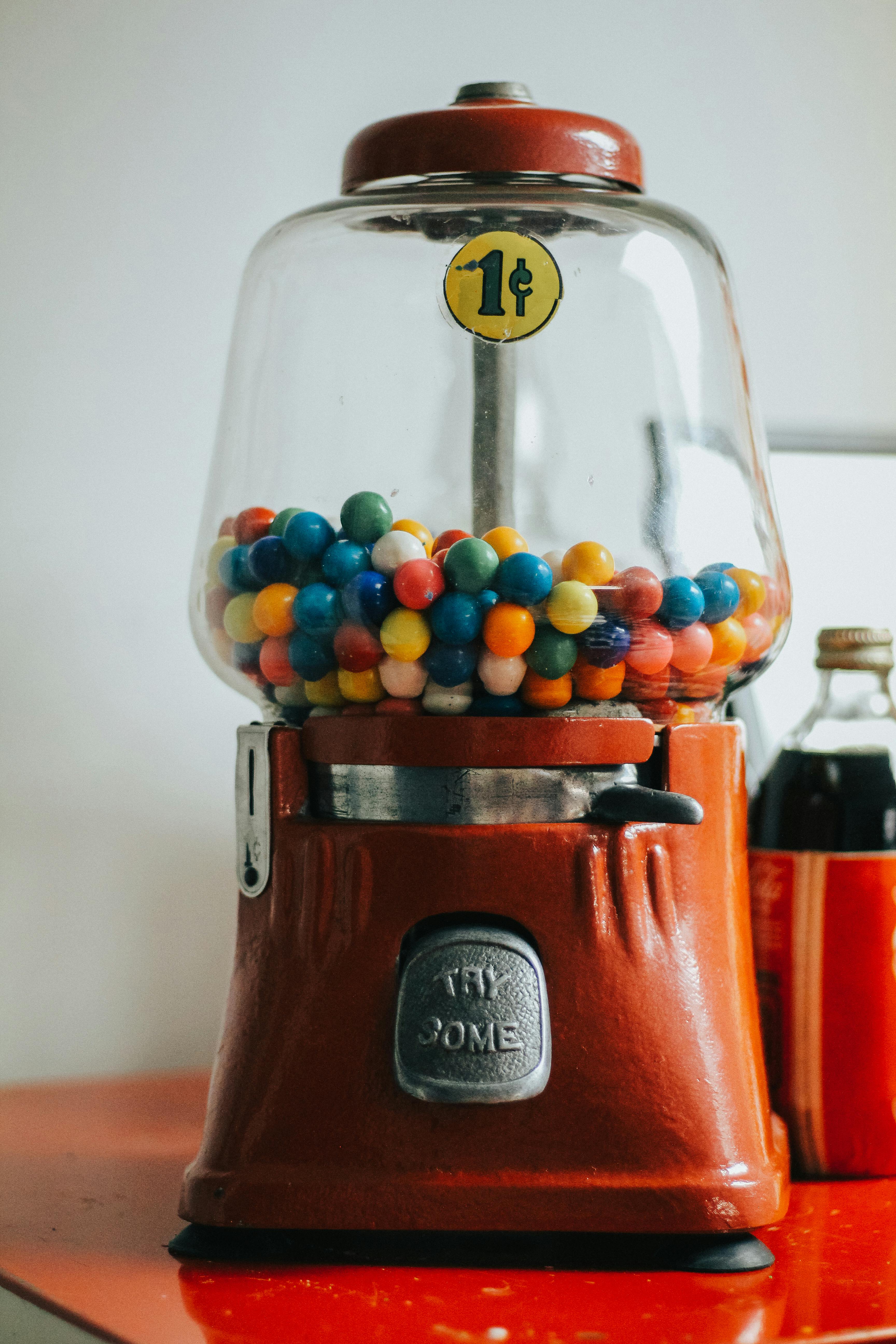 Un distributeur de boules de gomme | Source : Pexels