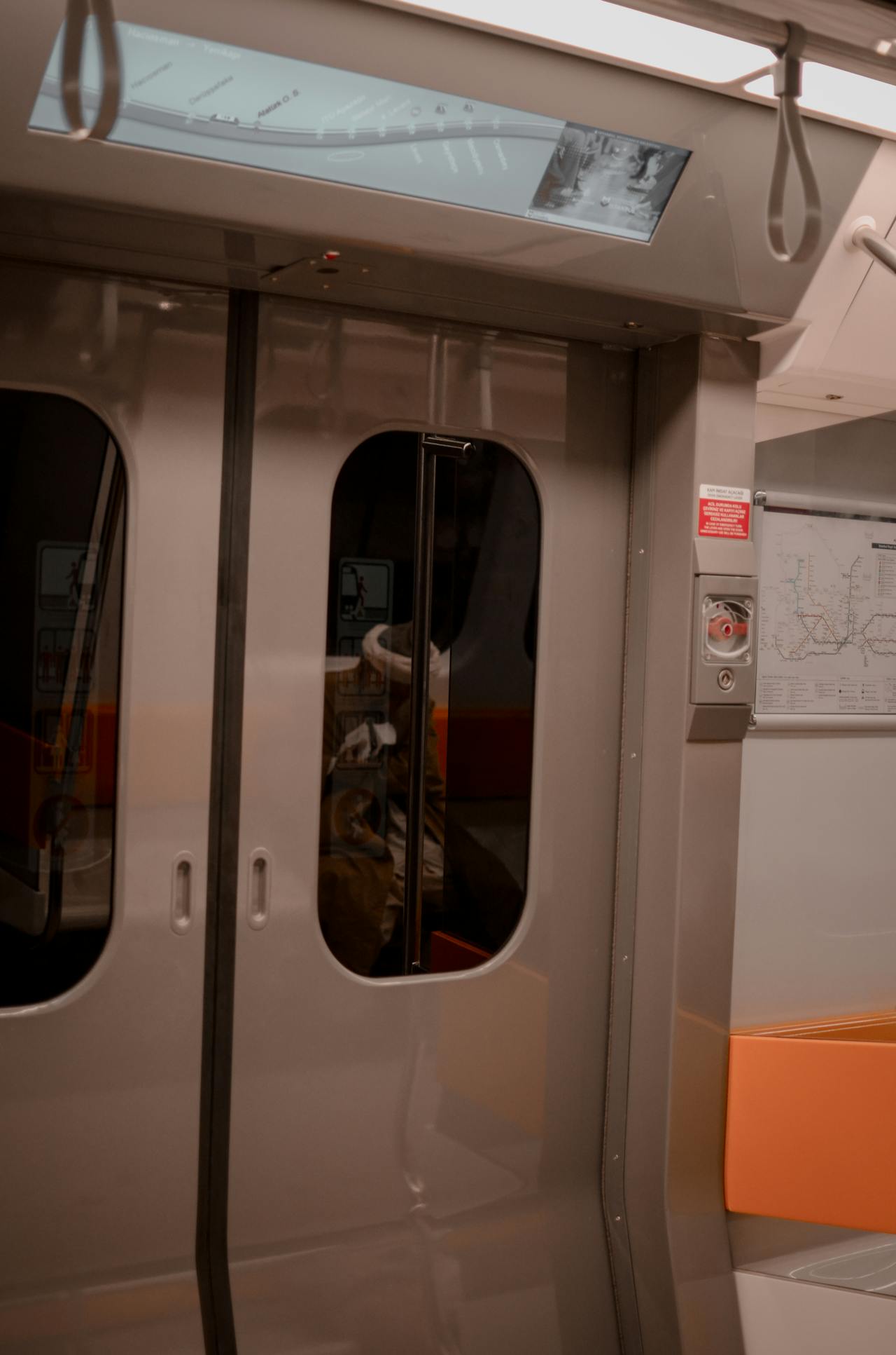 La porte d'une rame de métro claque | Source : Pexels