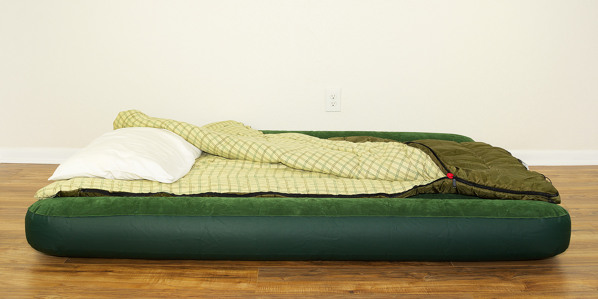 Un matelas gonflable couché sur le sol | Source : Shutterstock
