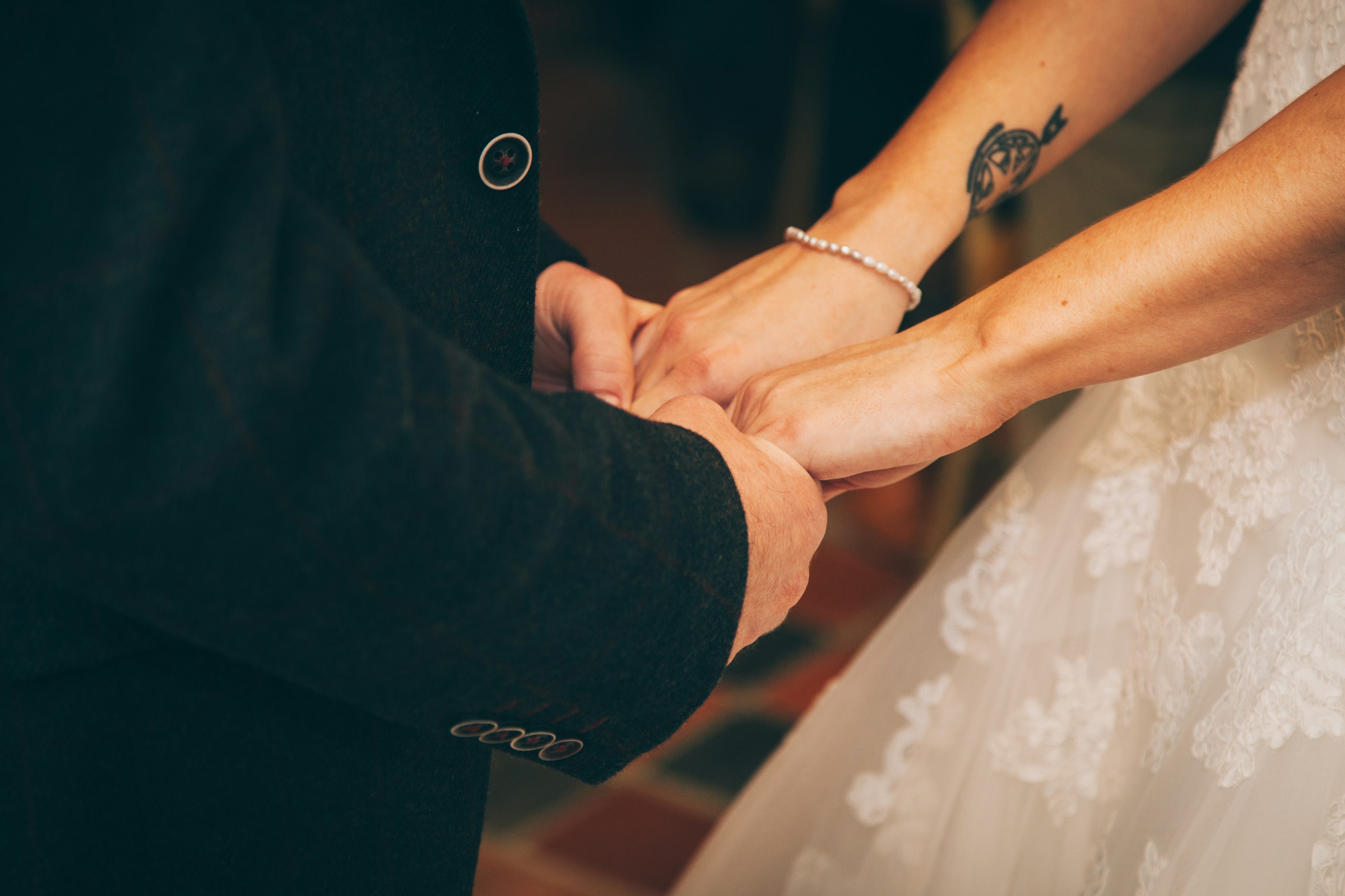 La mariée et le marié se tiennent par la main | Source : Unsplash
