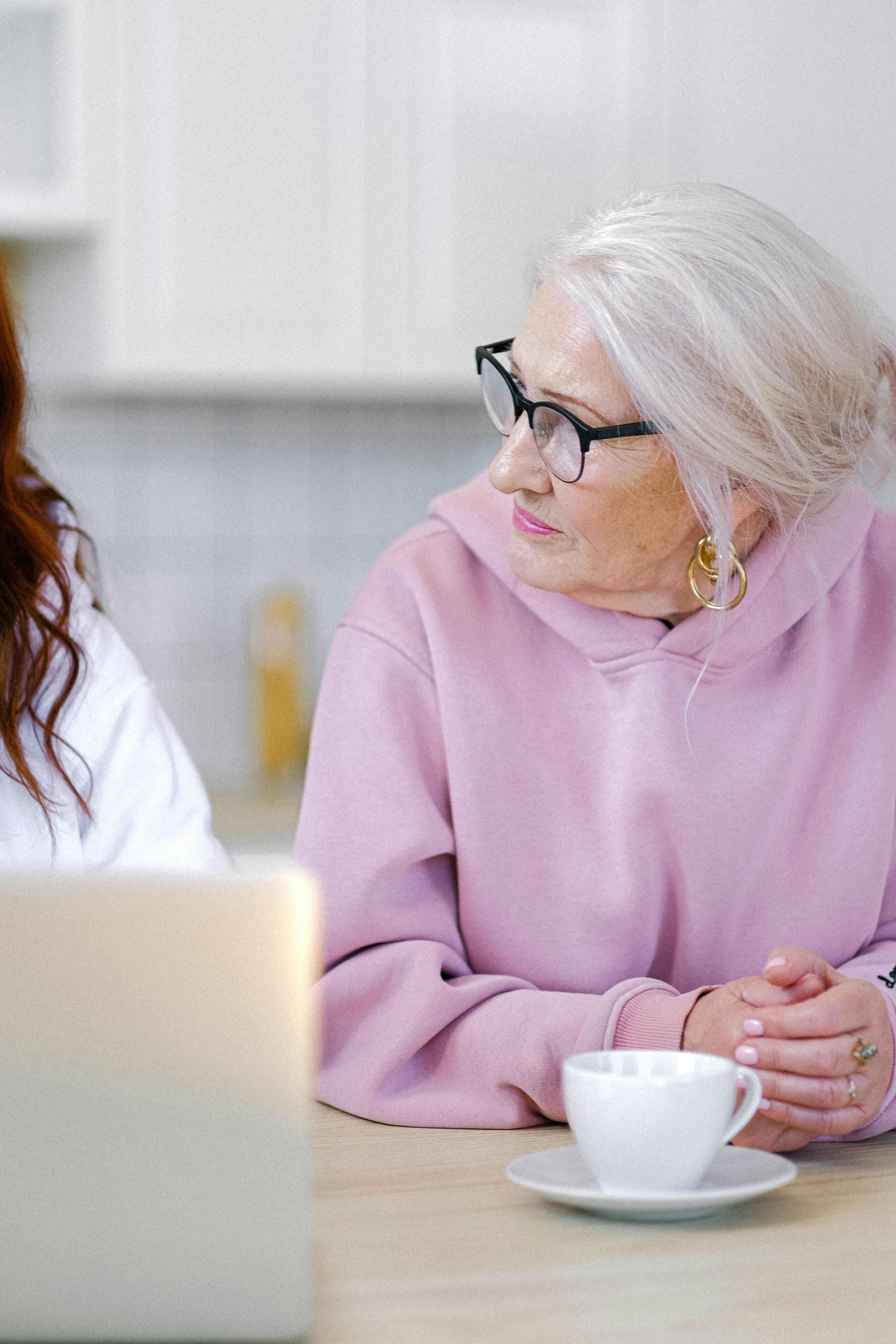Femme âgée écoutant attentivement | Source : Pexels