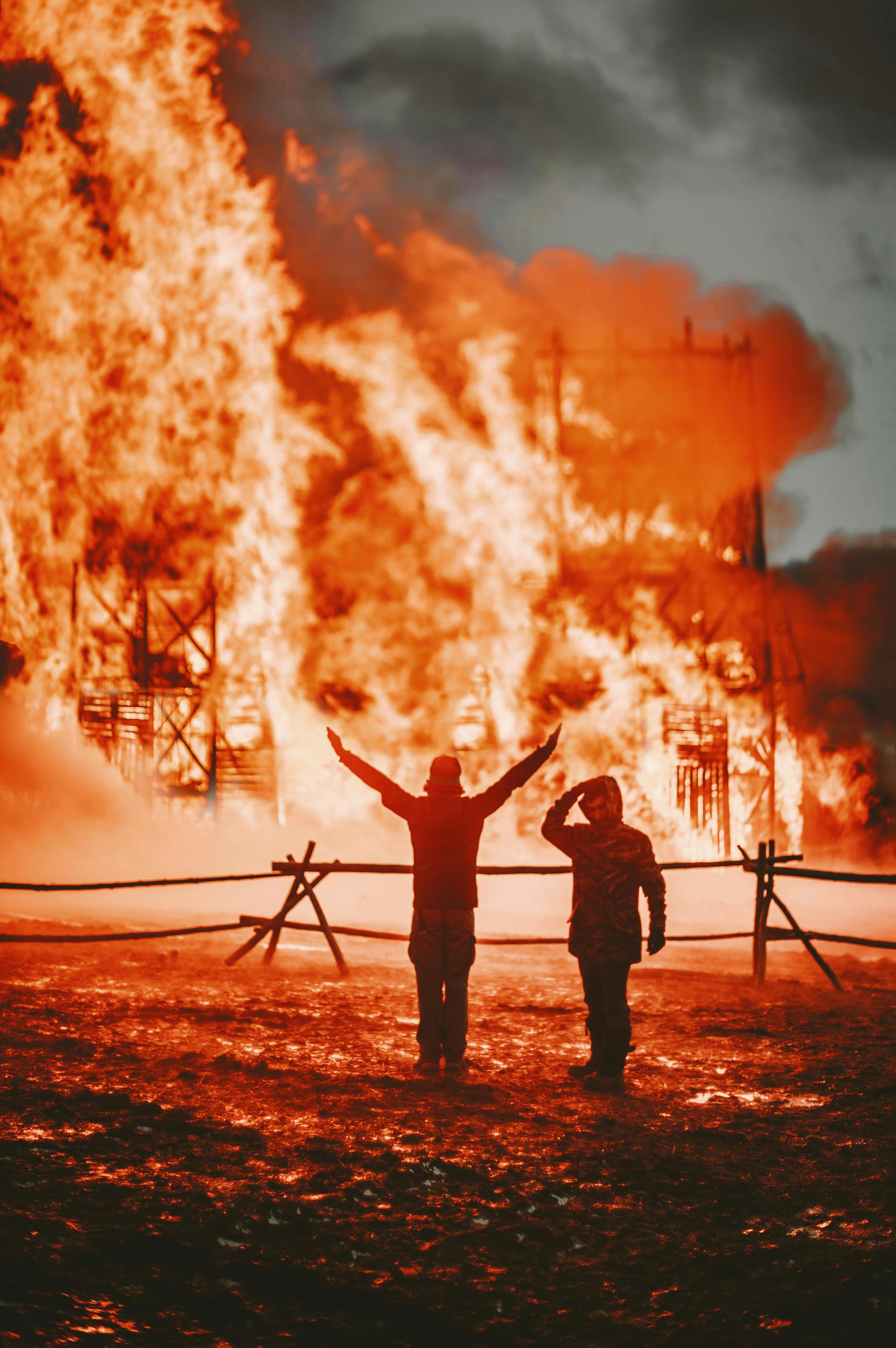 Deux pompiers devant un immeuble en feu | Source : Pexels