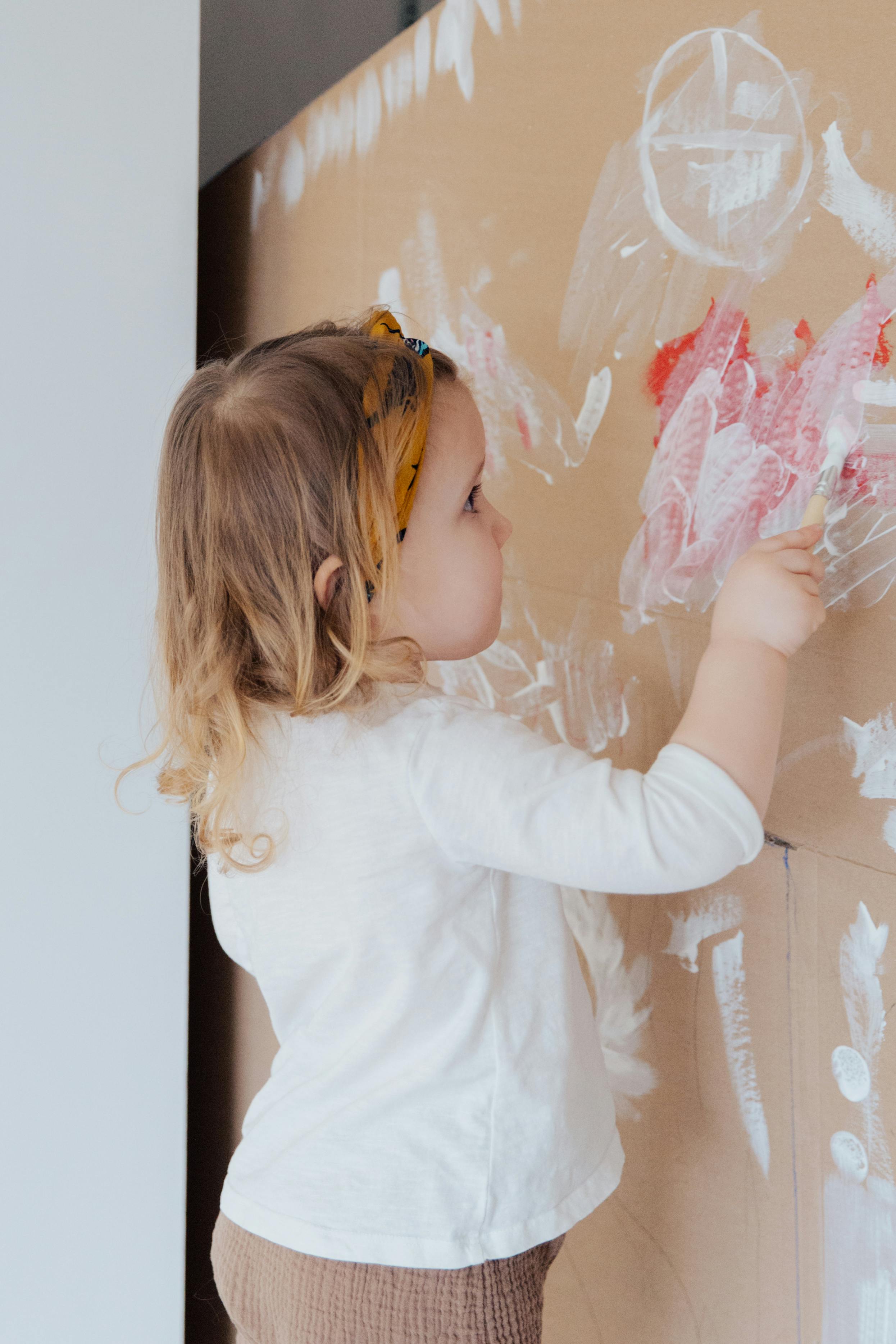 Une petite fille en train de peindre | Source : Pexels