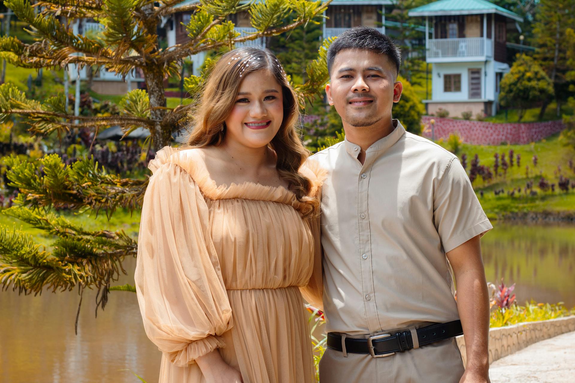 Un couple en train de faire un photoshoot au bord d'un lac | Source : Pexels