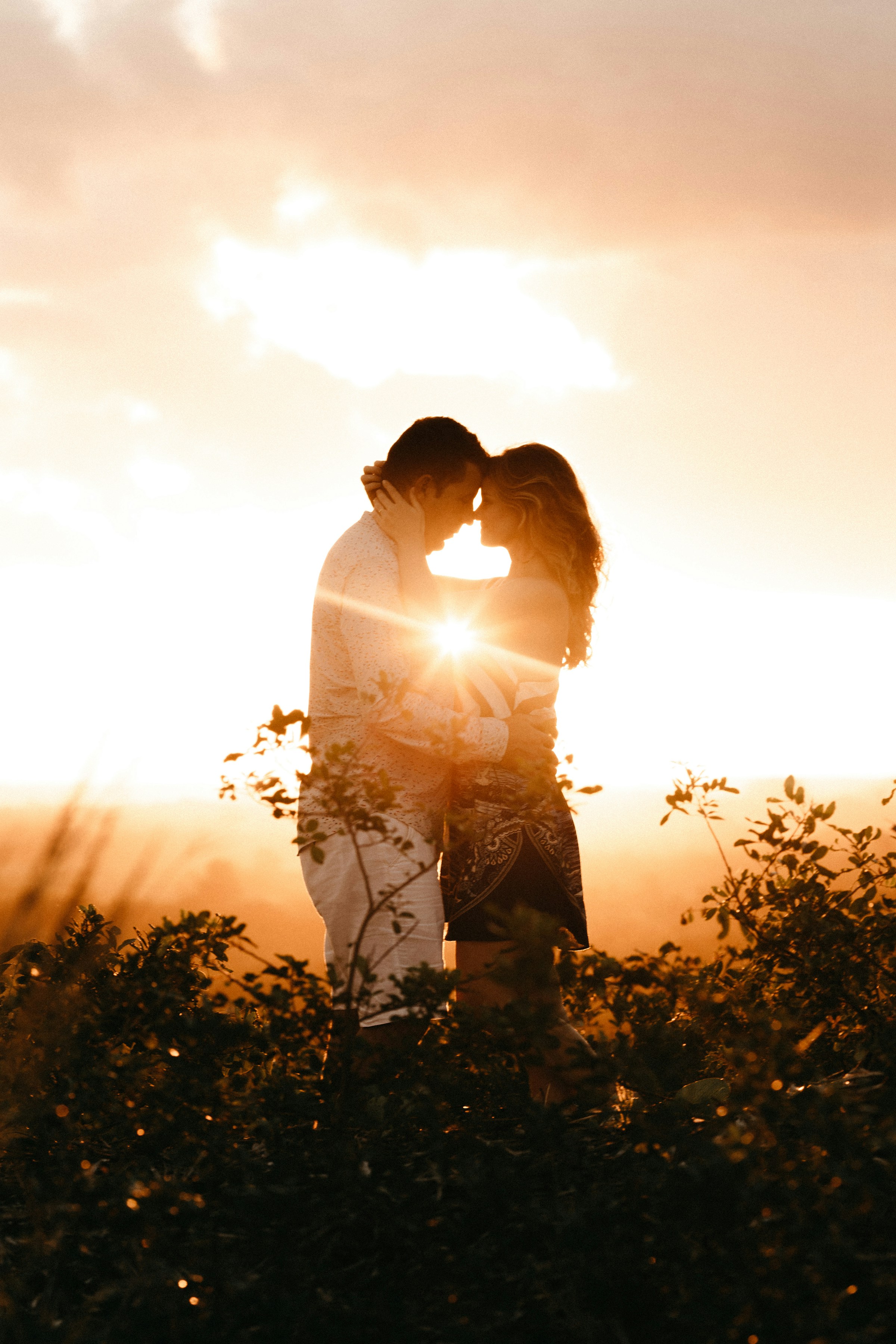 Un couple qui s’enlace | Source : Unsplash