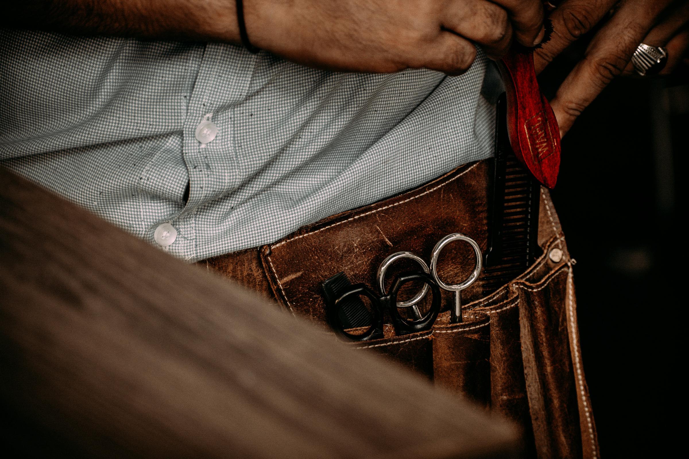 Un homme portant une ceinture à outils | Source : Unsplash