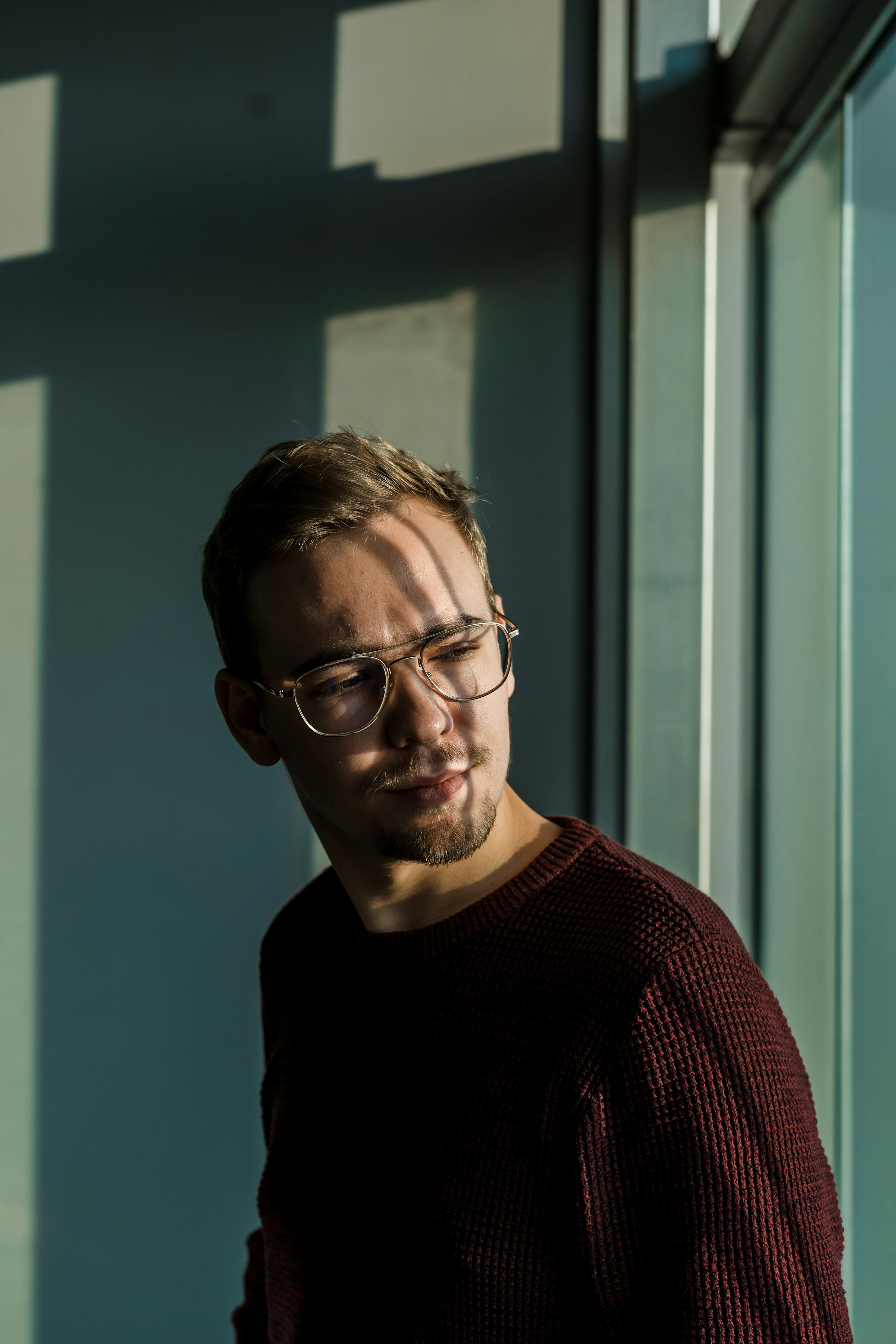 Un homme avec un léger sourire en coin | Source : Unsplash