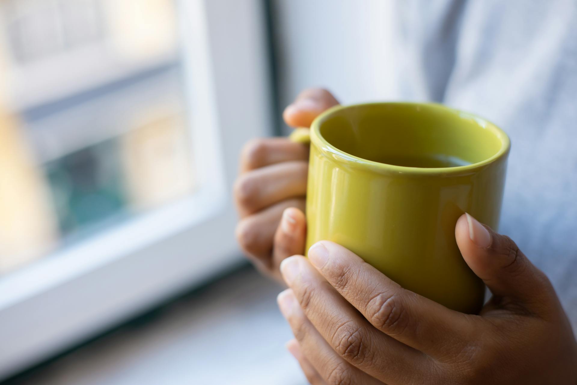 Une personne tenant une tasse | Source : Pexels