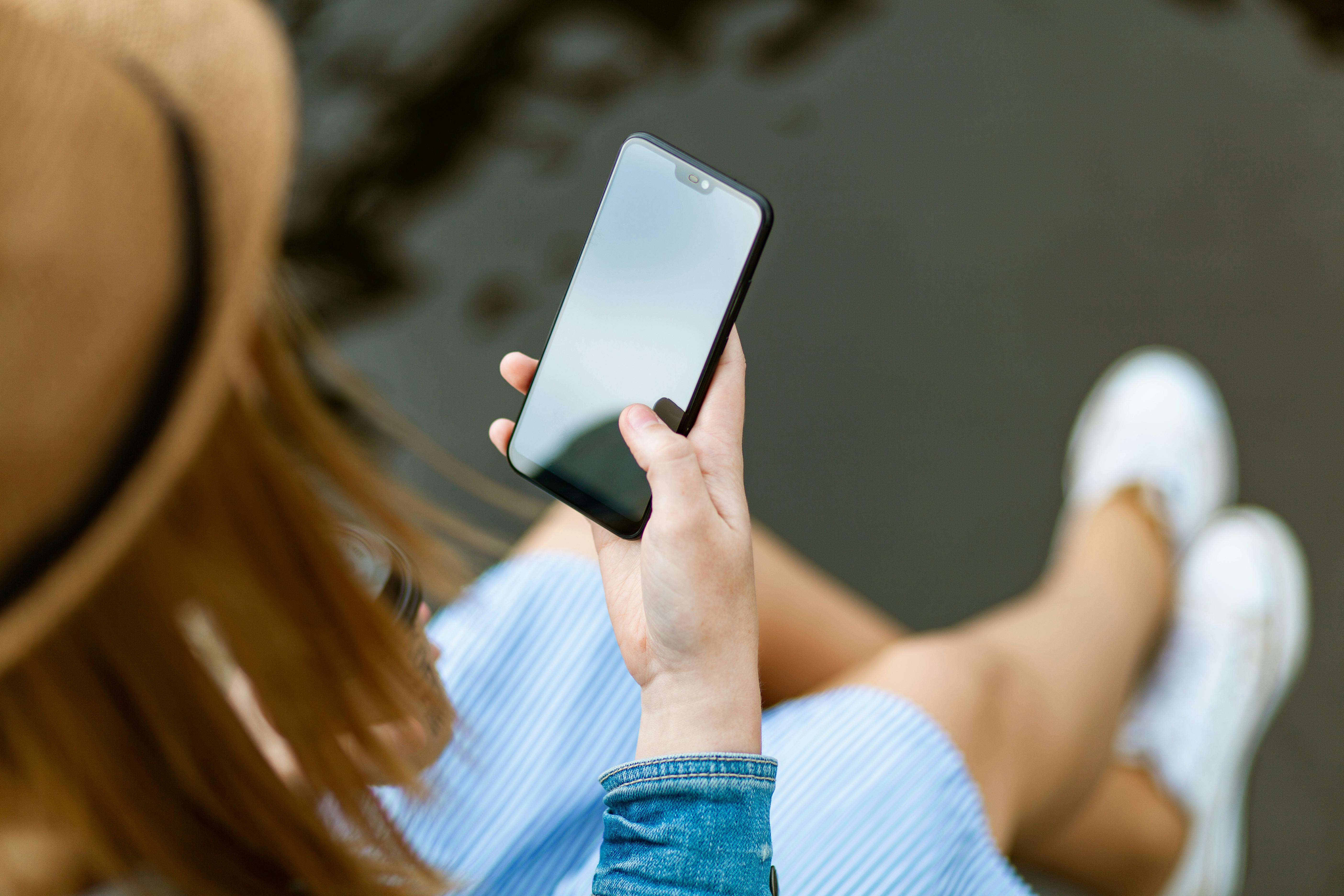 Une jeune femme sur son téléphone | Source : Pexels