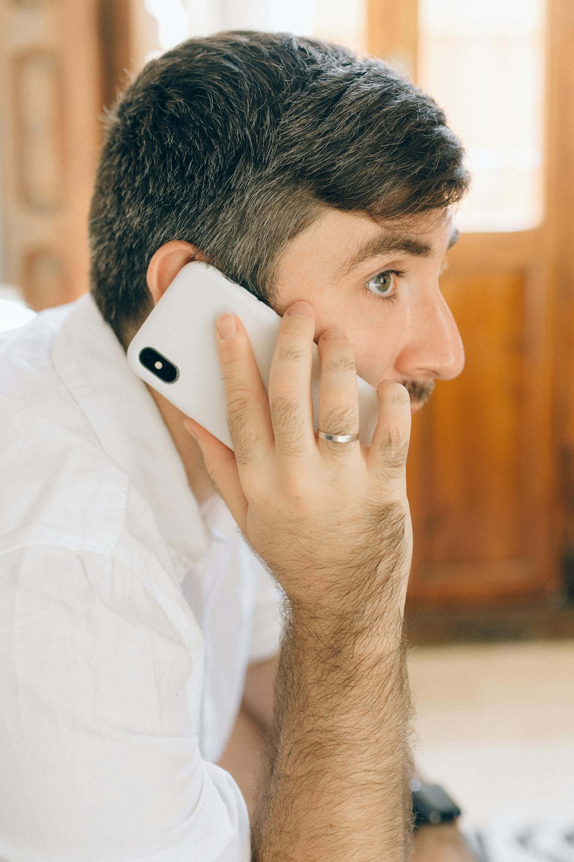 Un homme qui parle au téléphone | Source : Pexels