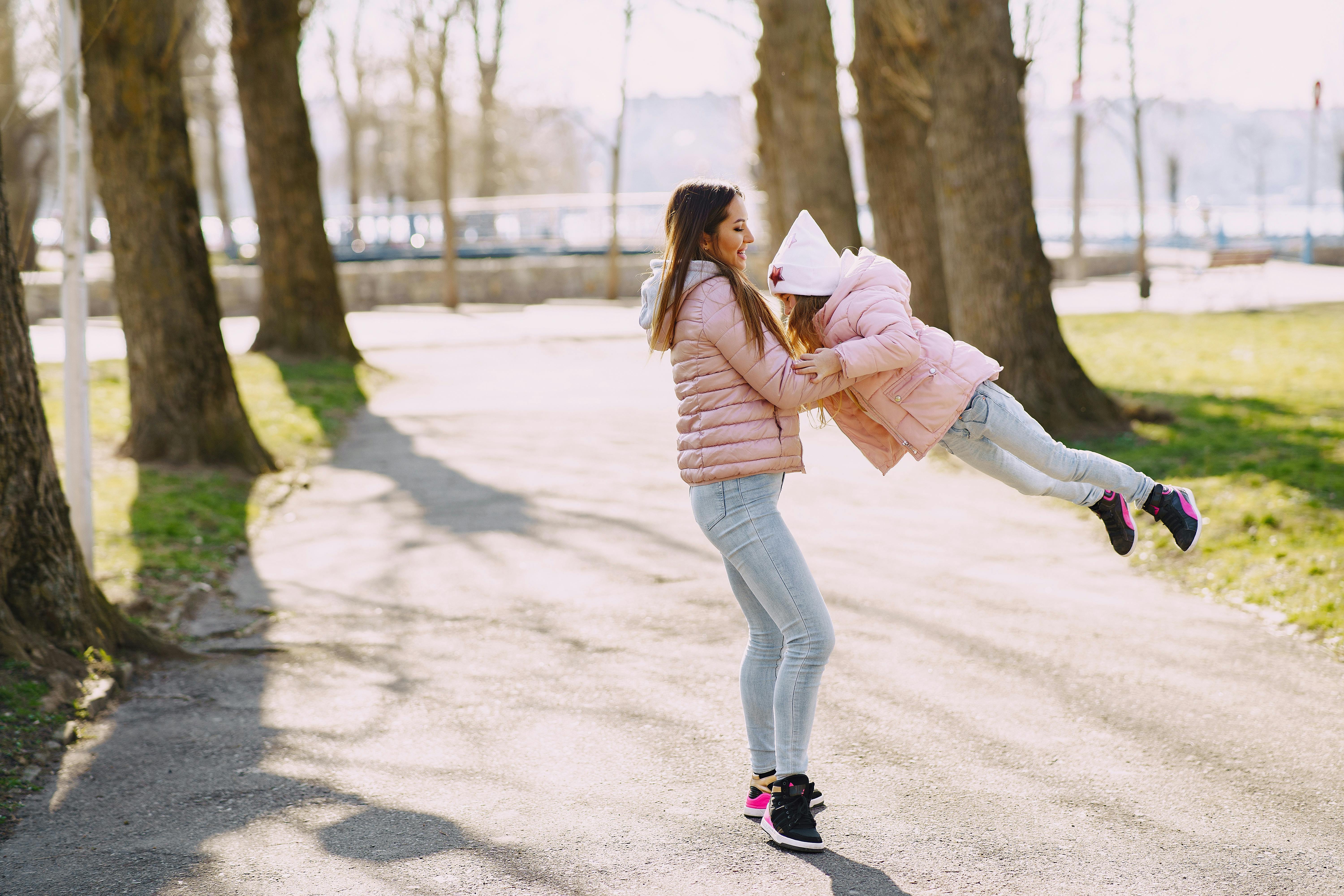 Mère et fille s'amusant dans le parc | Source : Pexels