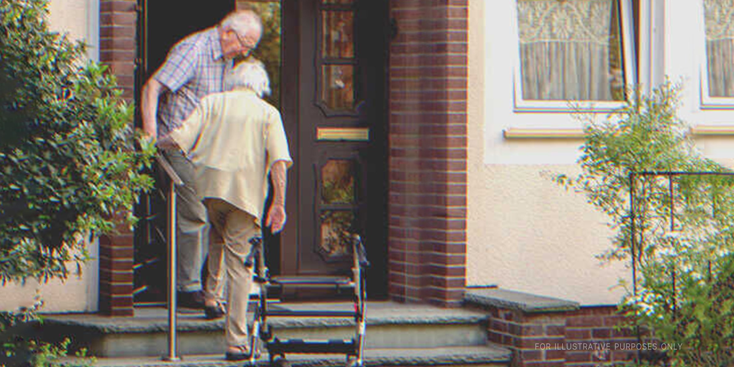 Couple de personnes âgées à la porte | Source : Shutterstock