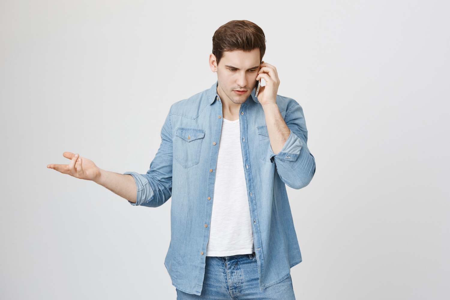 Un jeune homme au téléphone | Source : Freepik