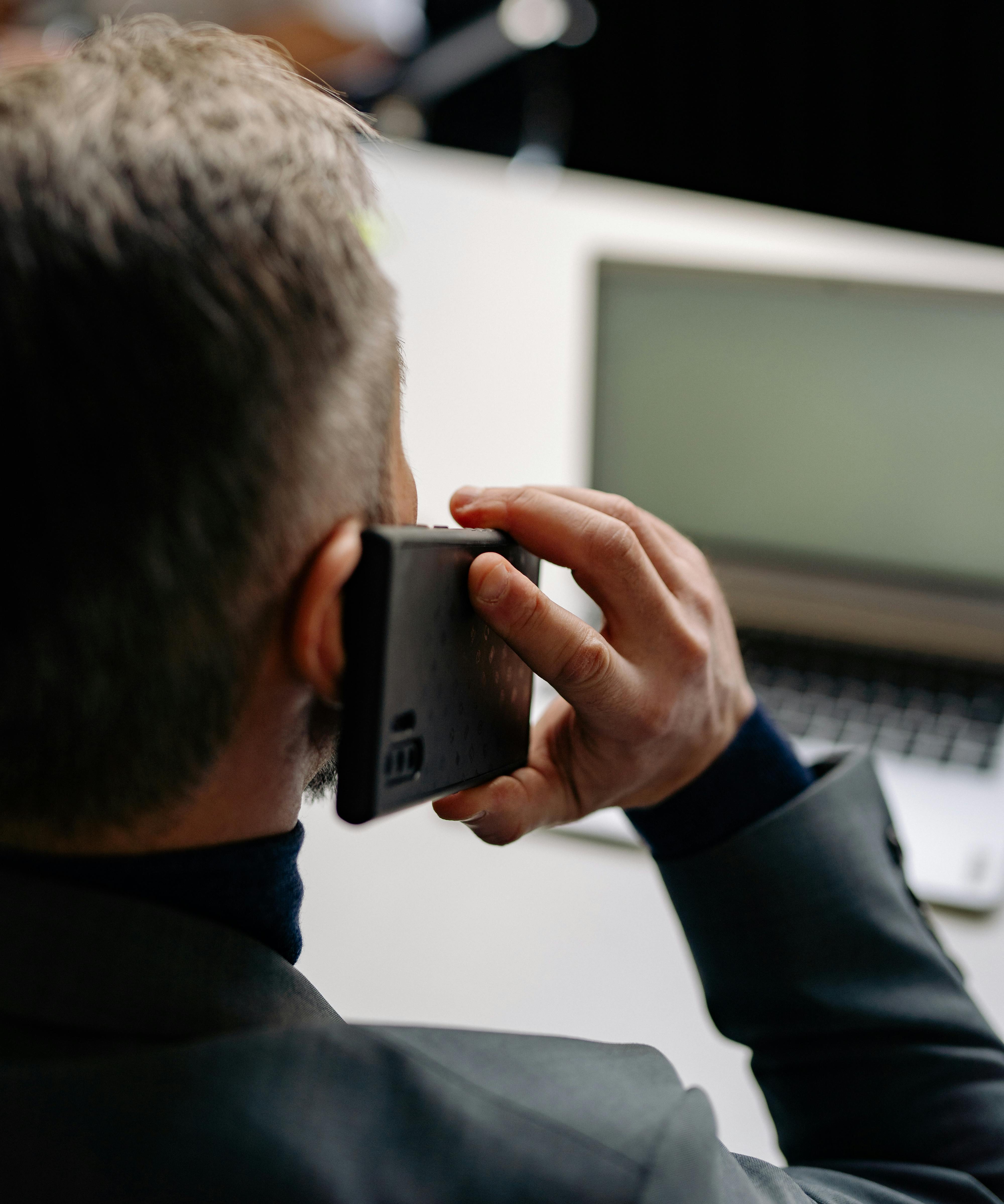 Un homme au téléphone | Source : Pexels