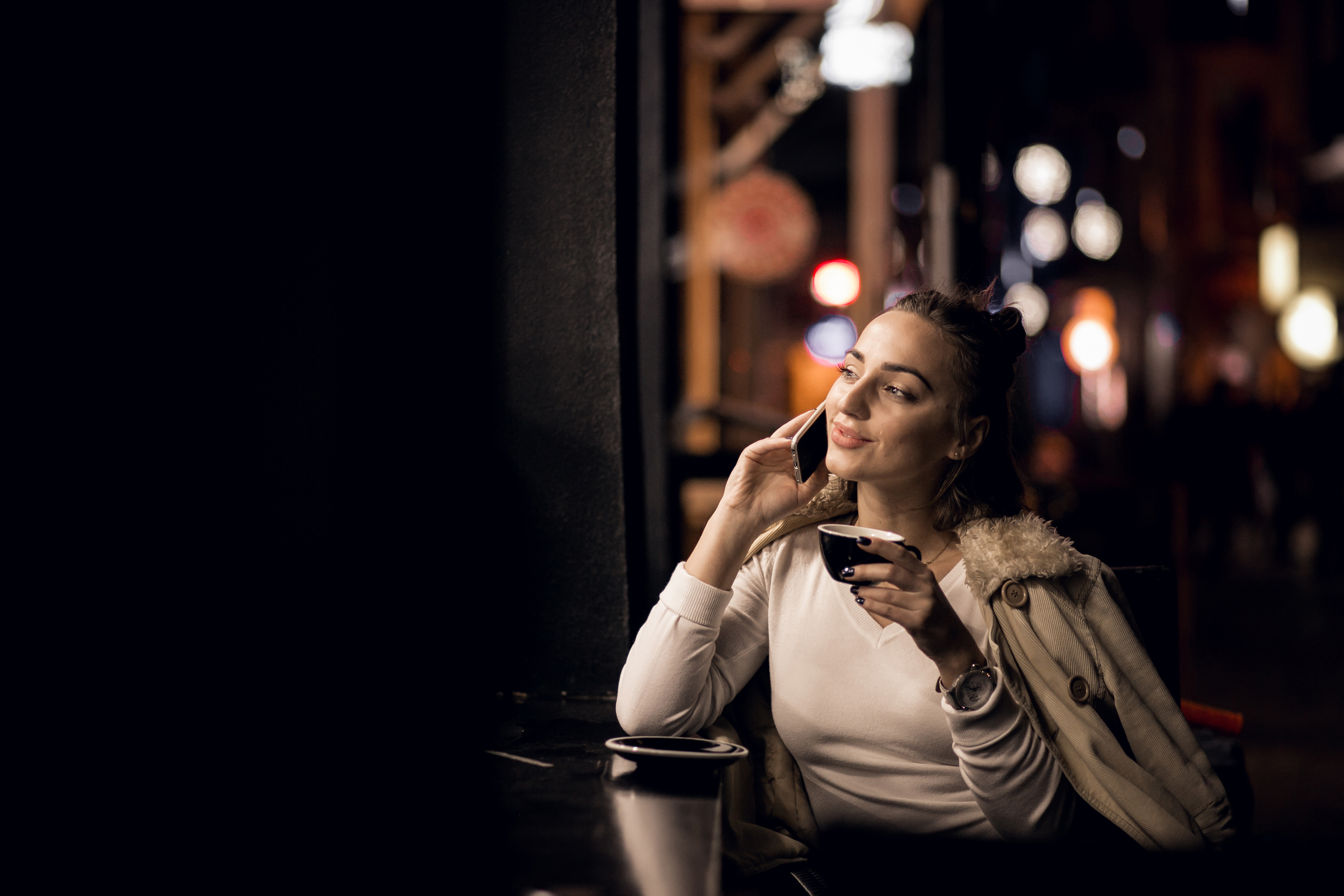 Une femme qui sourit pendant un appel | Source : Freepik