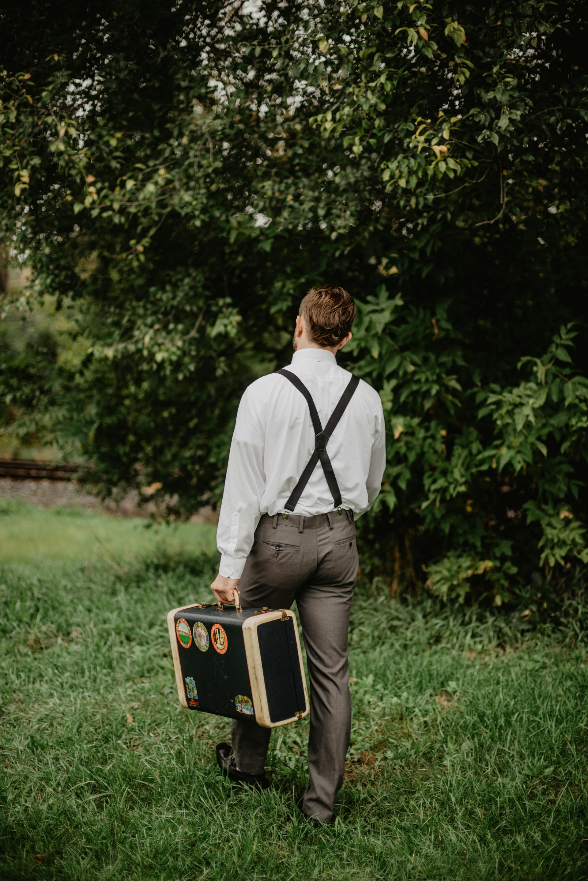 Un homme qui s'éloigne avec une valise | Source : Pexels