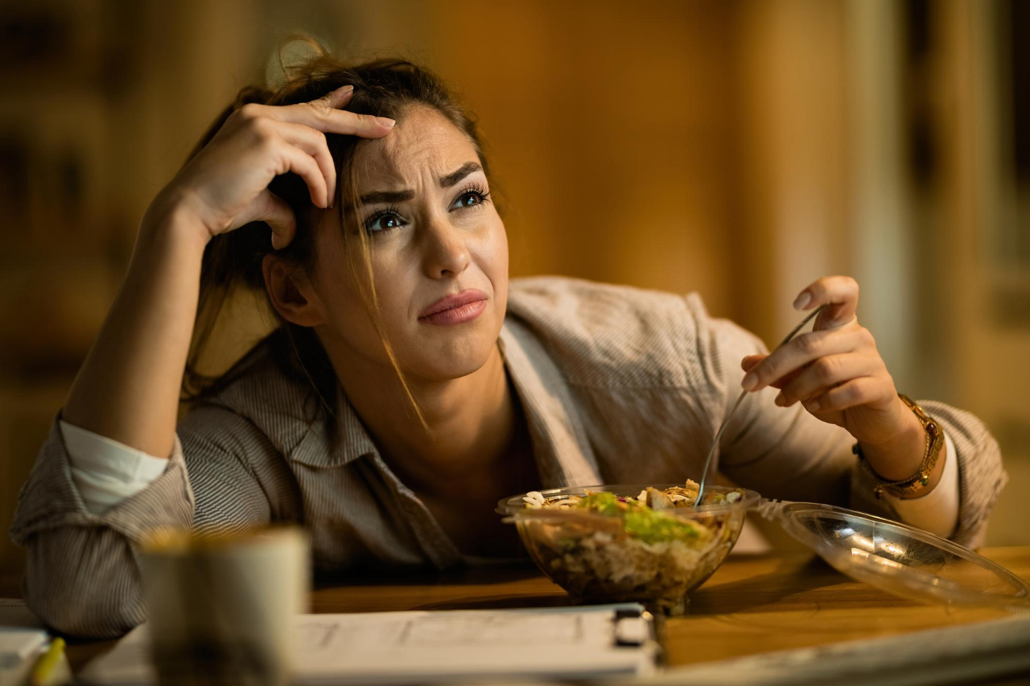 Une femme mécontente assise à la table à manger | Source : Freepik