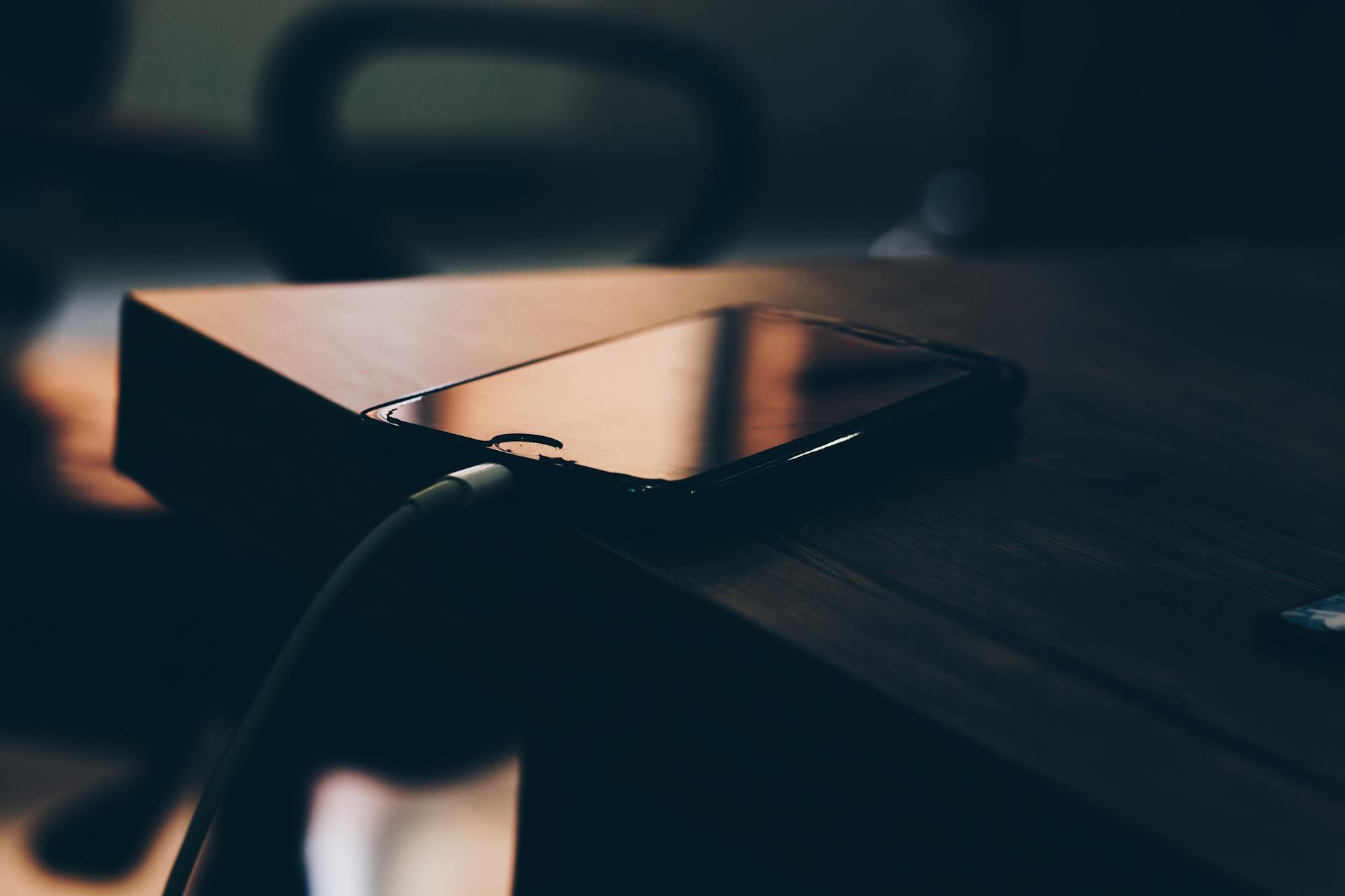 Un téléphone sur une table | Source : Pexels