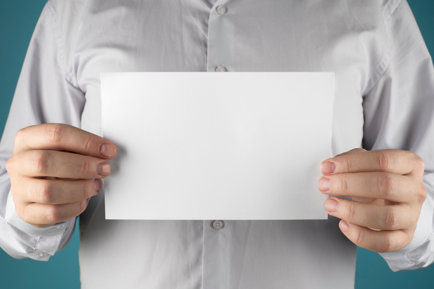 Un homme tenant une feuille de papier | Source : Freepik