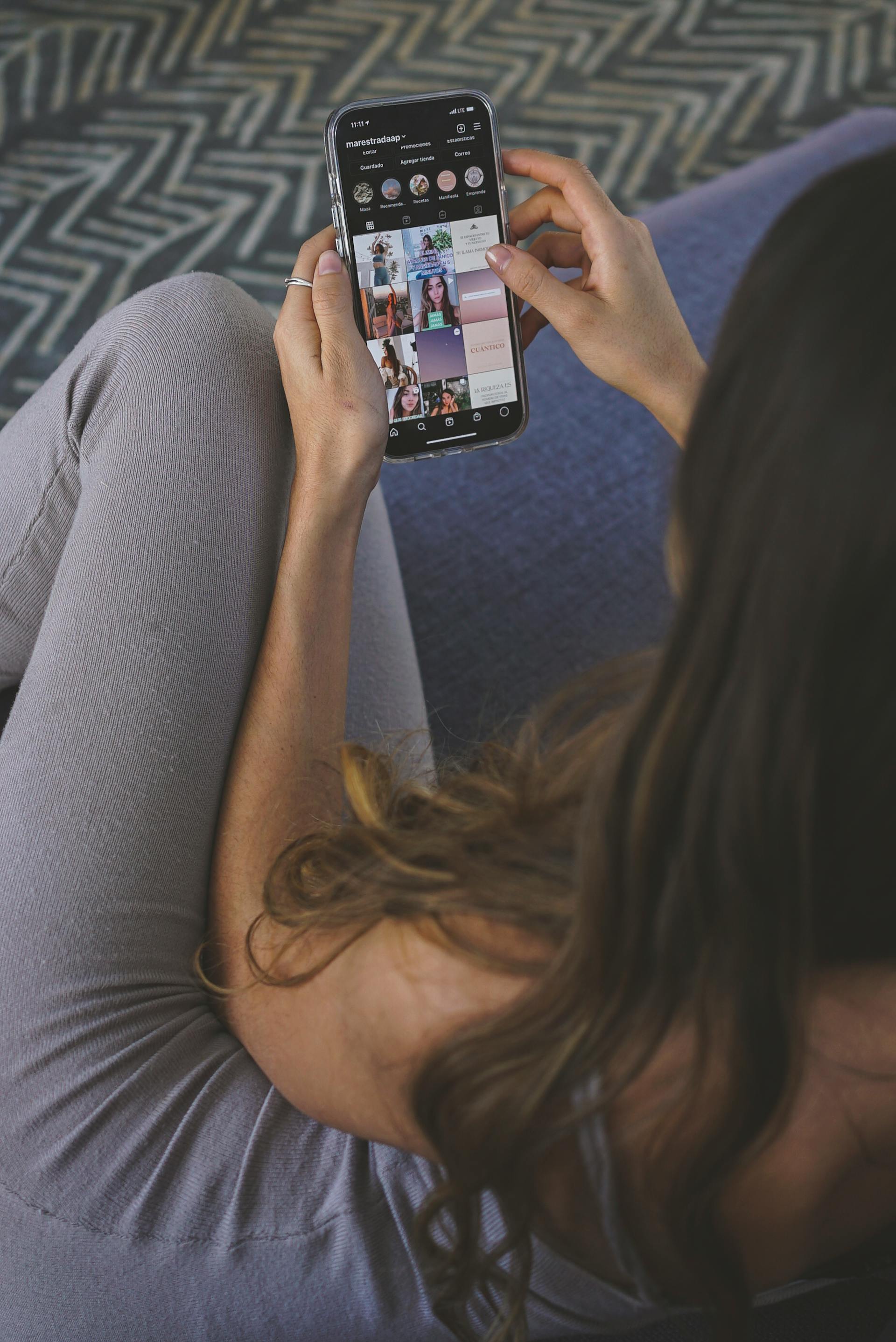 Une femme qui voit des photos sur son smartphone | Source : Pexels