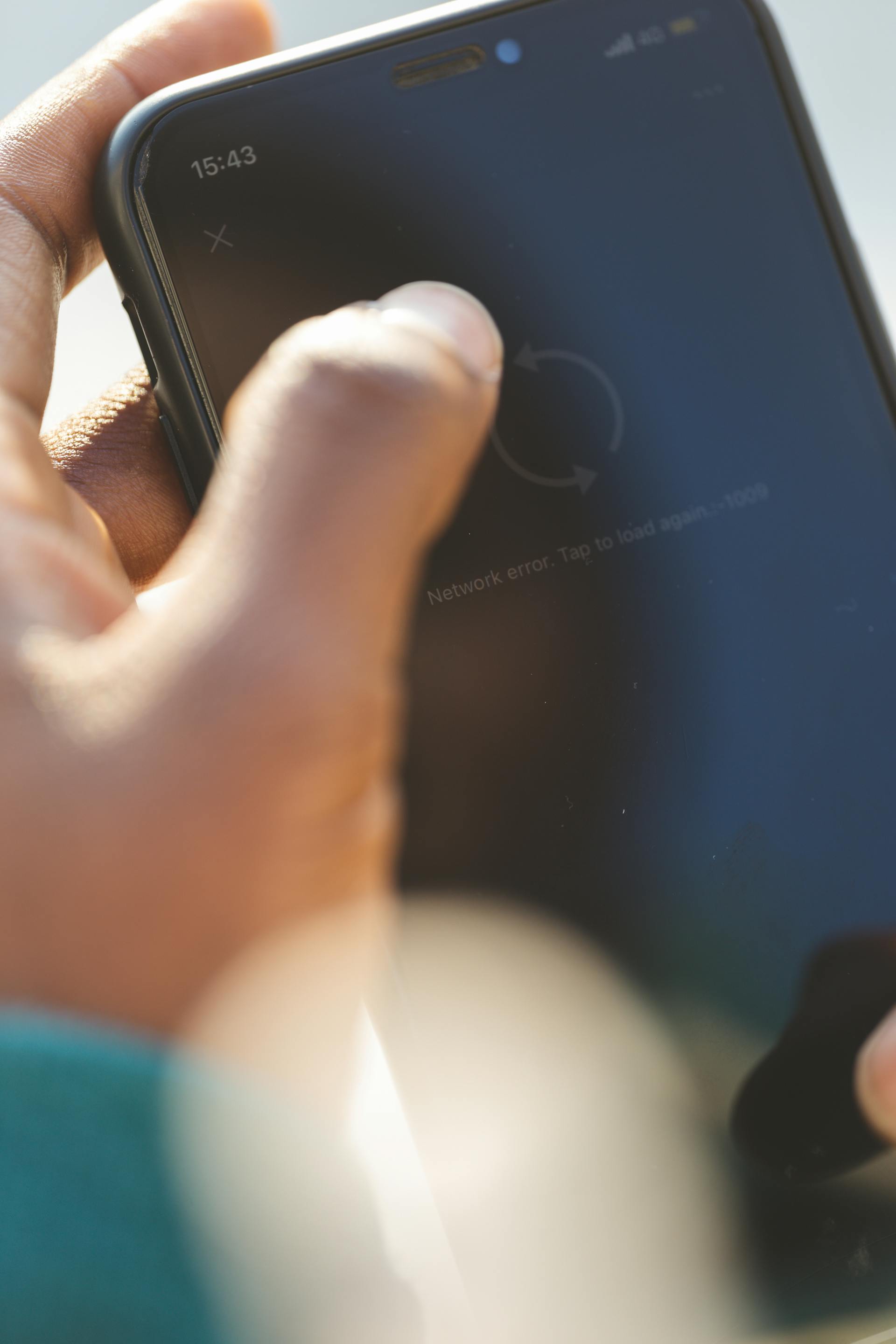 Un homme tenant un smartphone | Source : Pexels