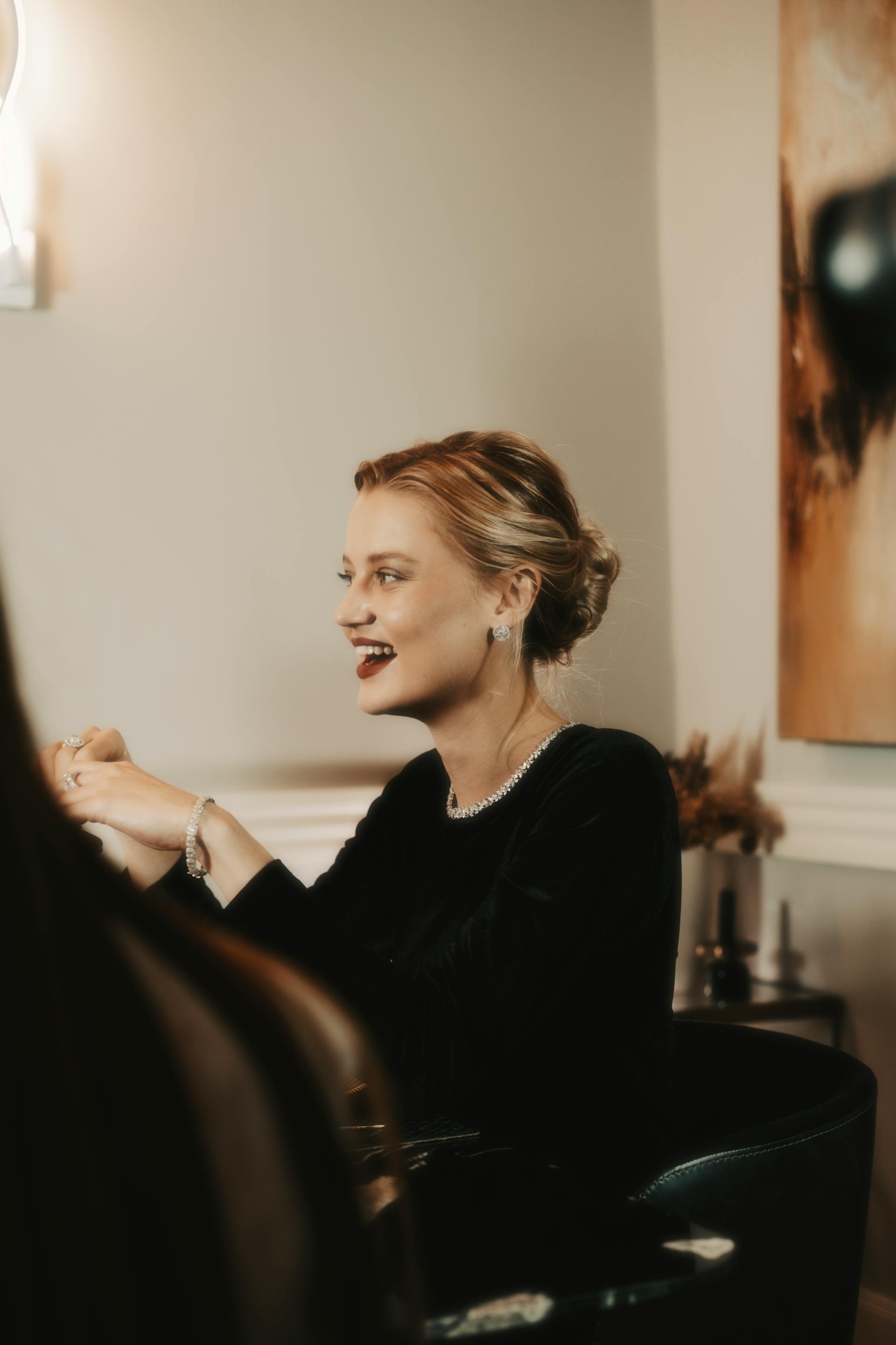 Une élégante femme blonde assise à la table du dîner | Source : Pexels