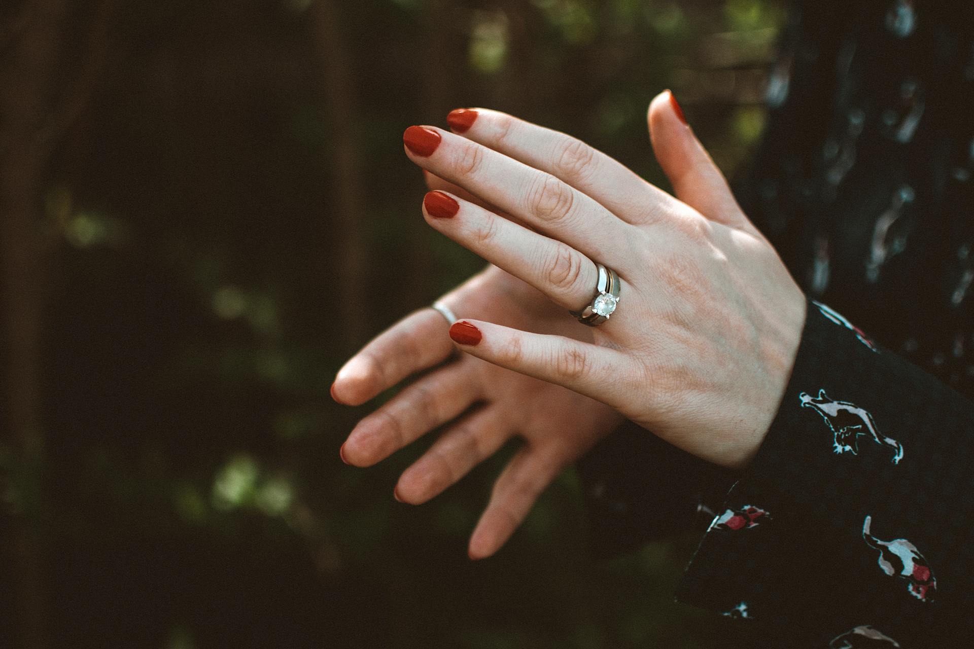 Une femme qui tape dans ses mains | Source : Pexels