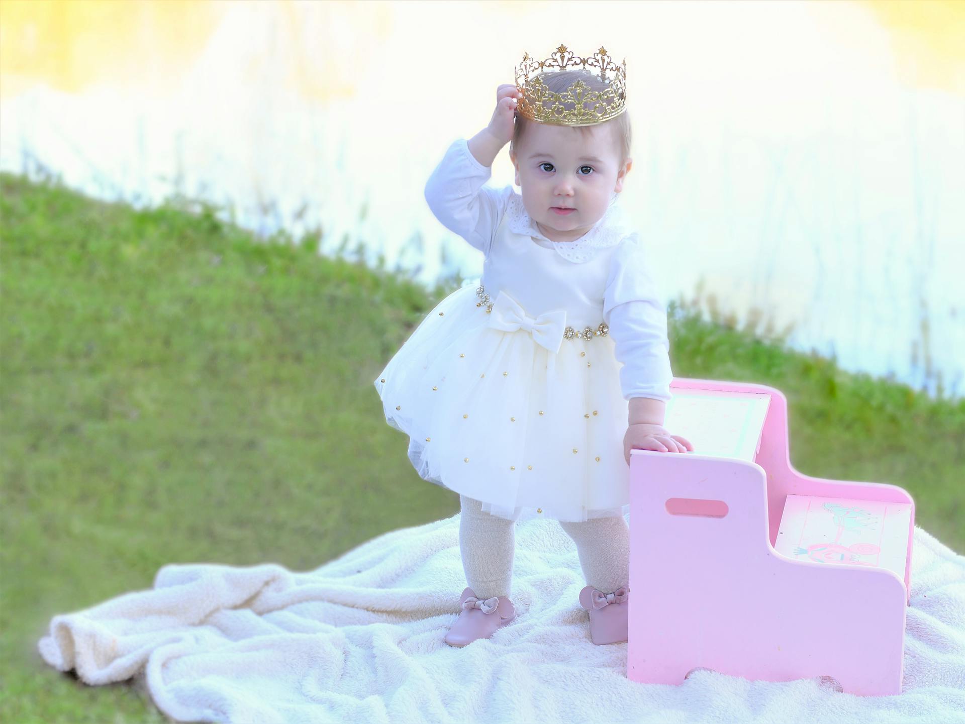 Une adorable petite fille habillée comme une princesse | Source : Pexels