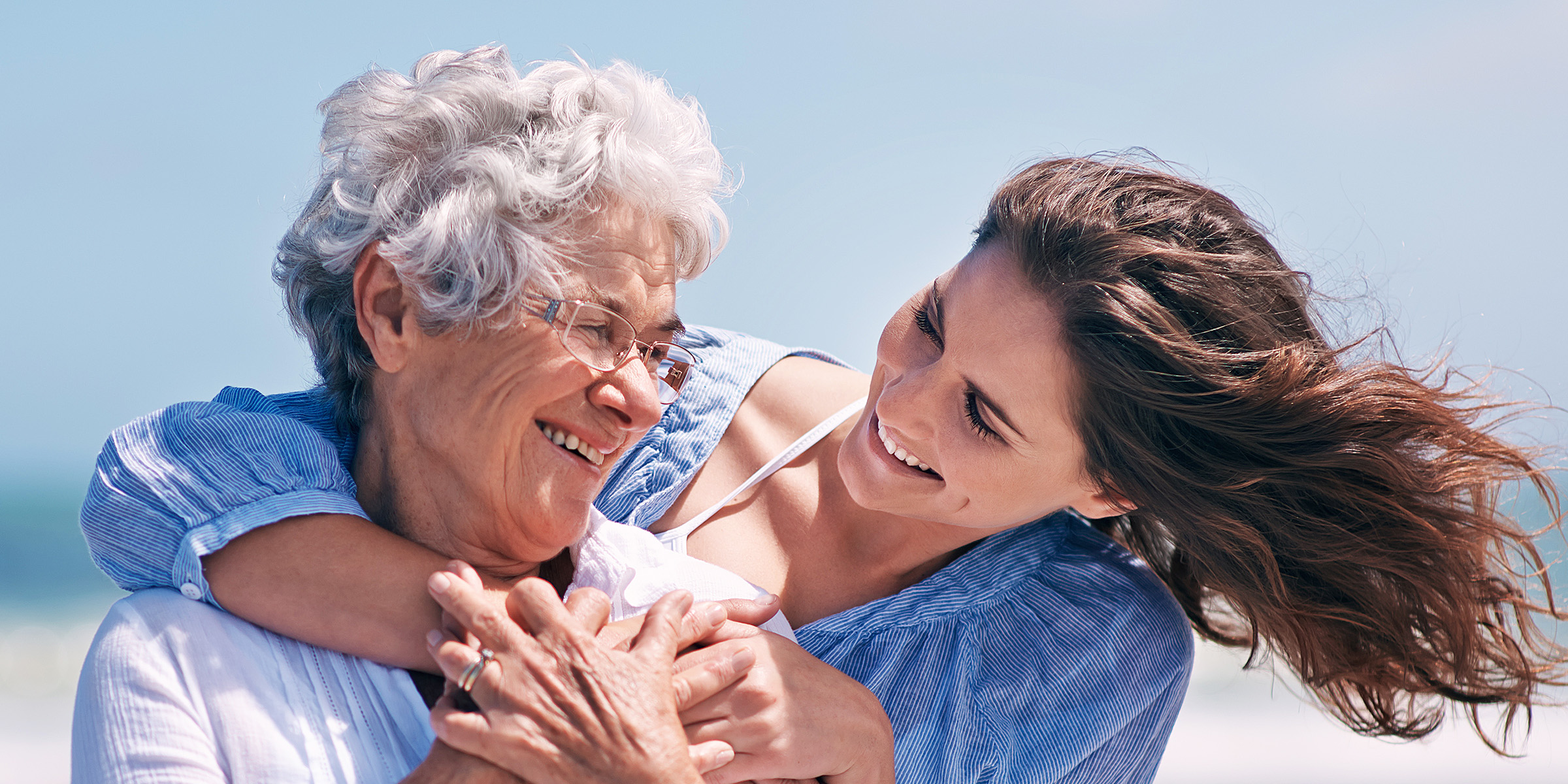 Une femme avec sa mère | Source : Shutterstock