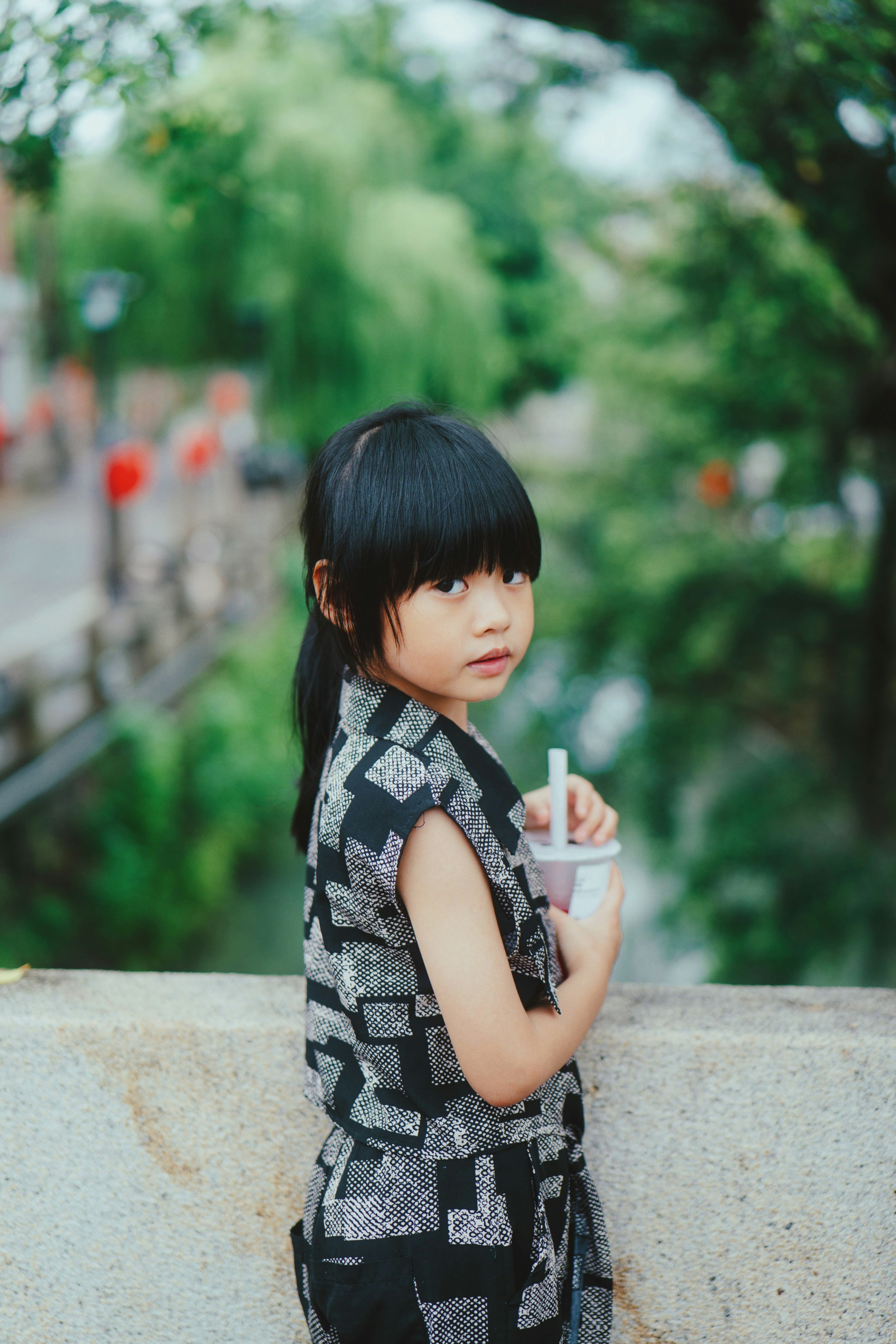 Une petite fille tenant une tasse | Source : Unsplash