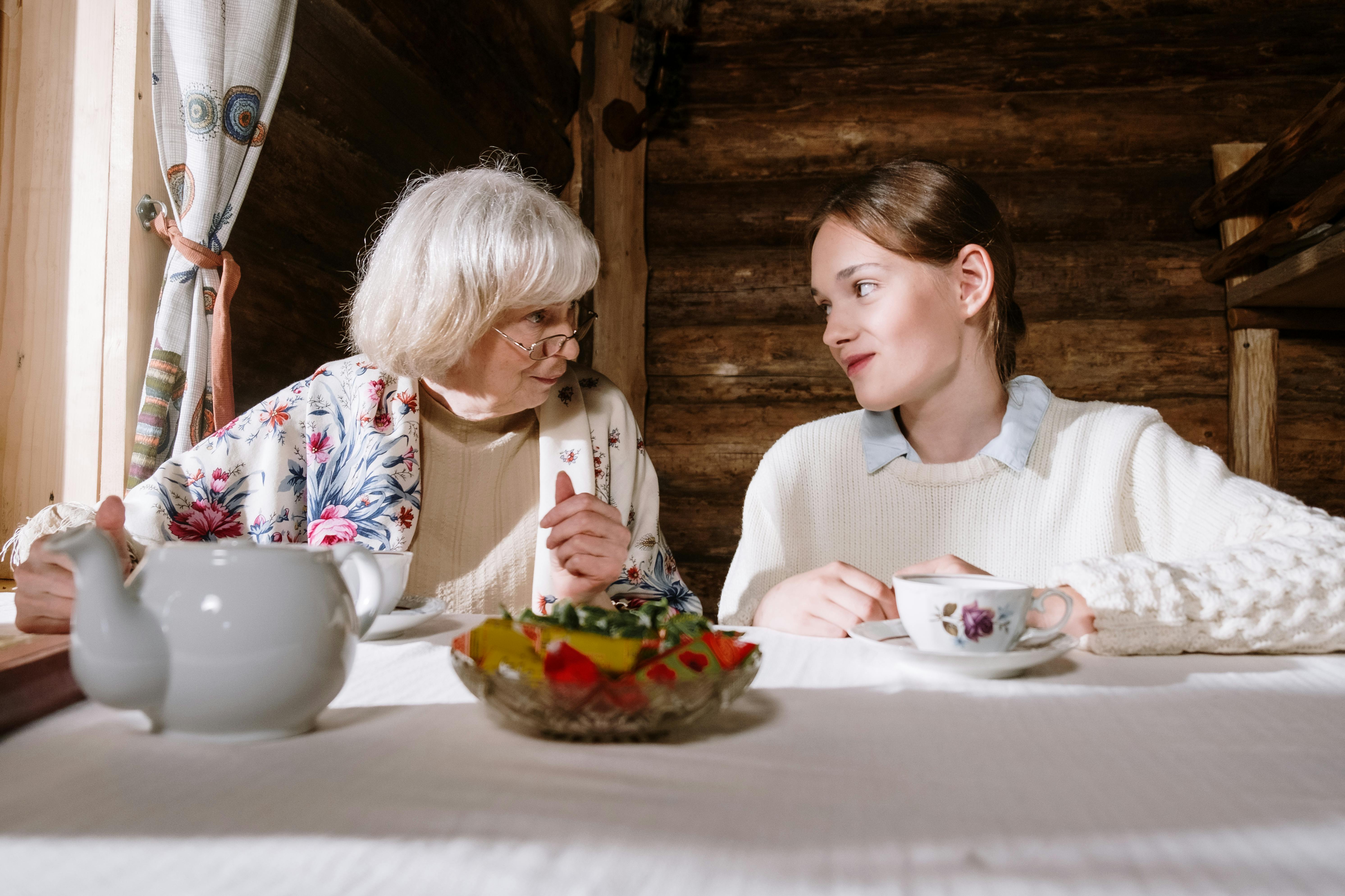 Une grand-mère en train de tisser des liens avec sa petite-fille | Source : Pexels