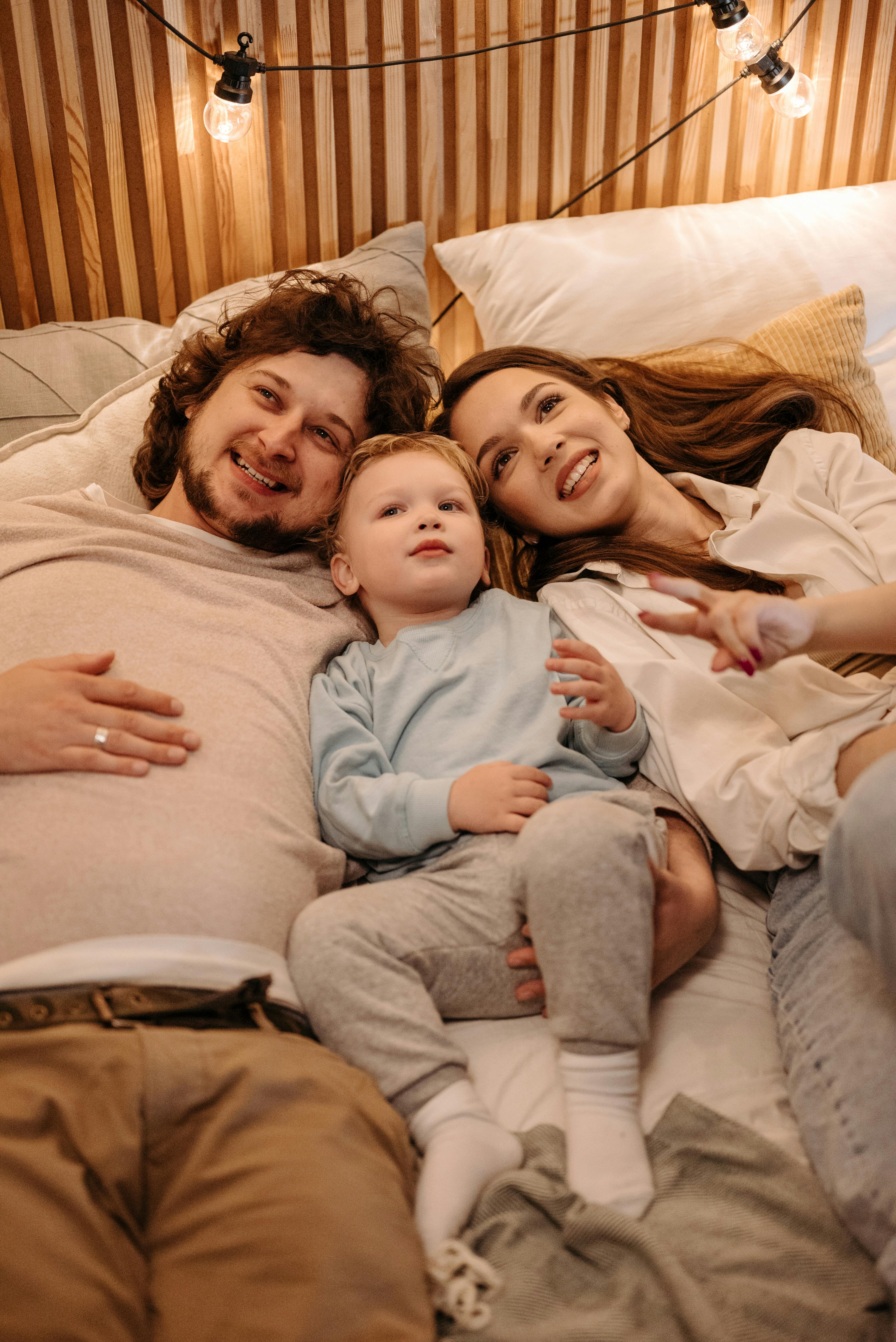 Une jeune famille heureuse | Source : Pexels