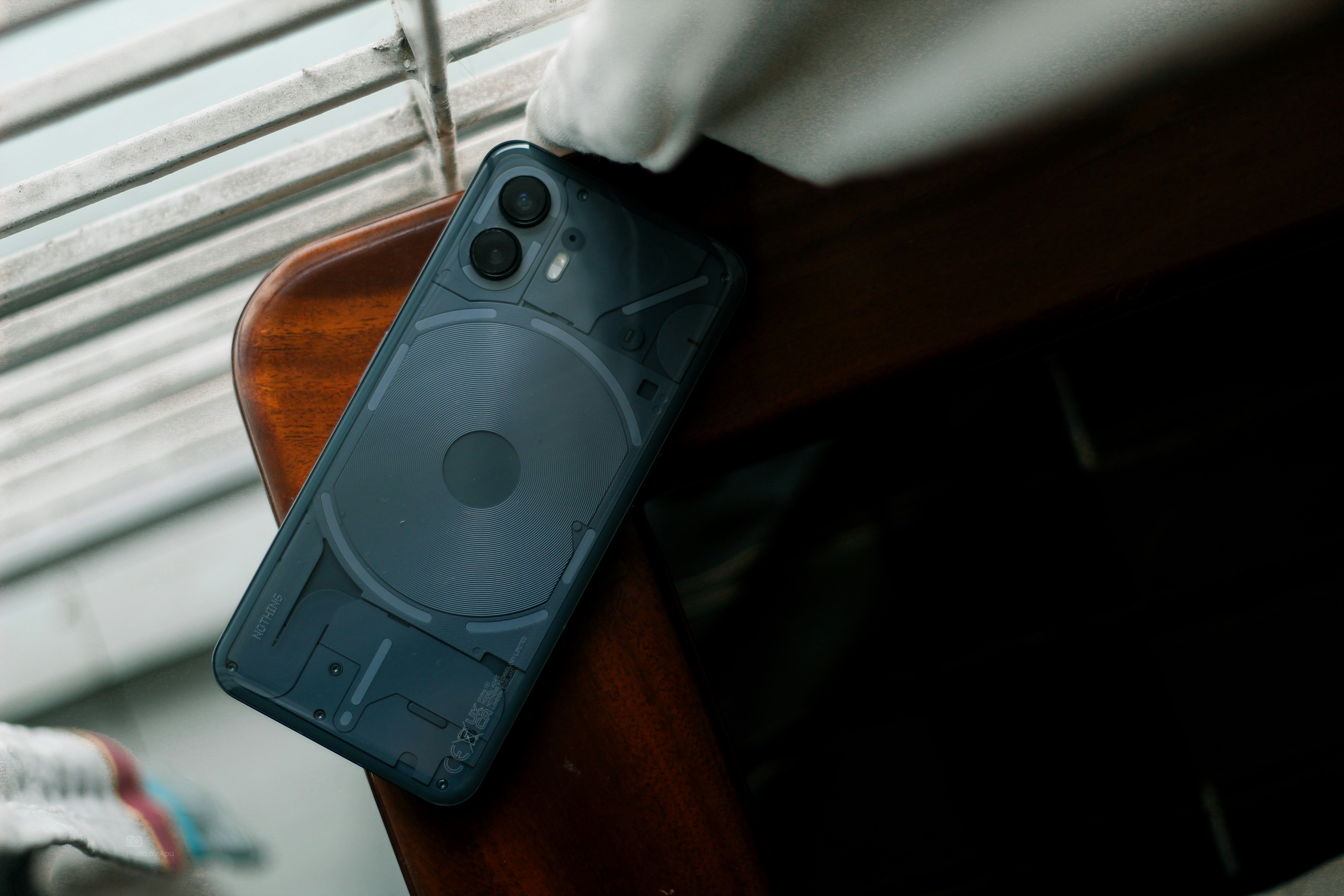 Un téléphone posé à l'envers | Source : Unsplash