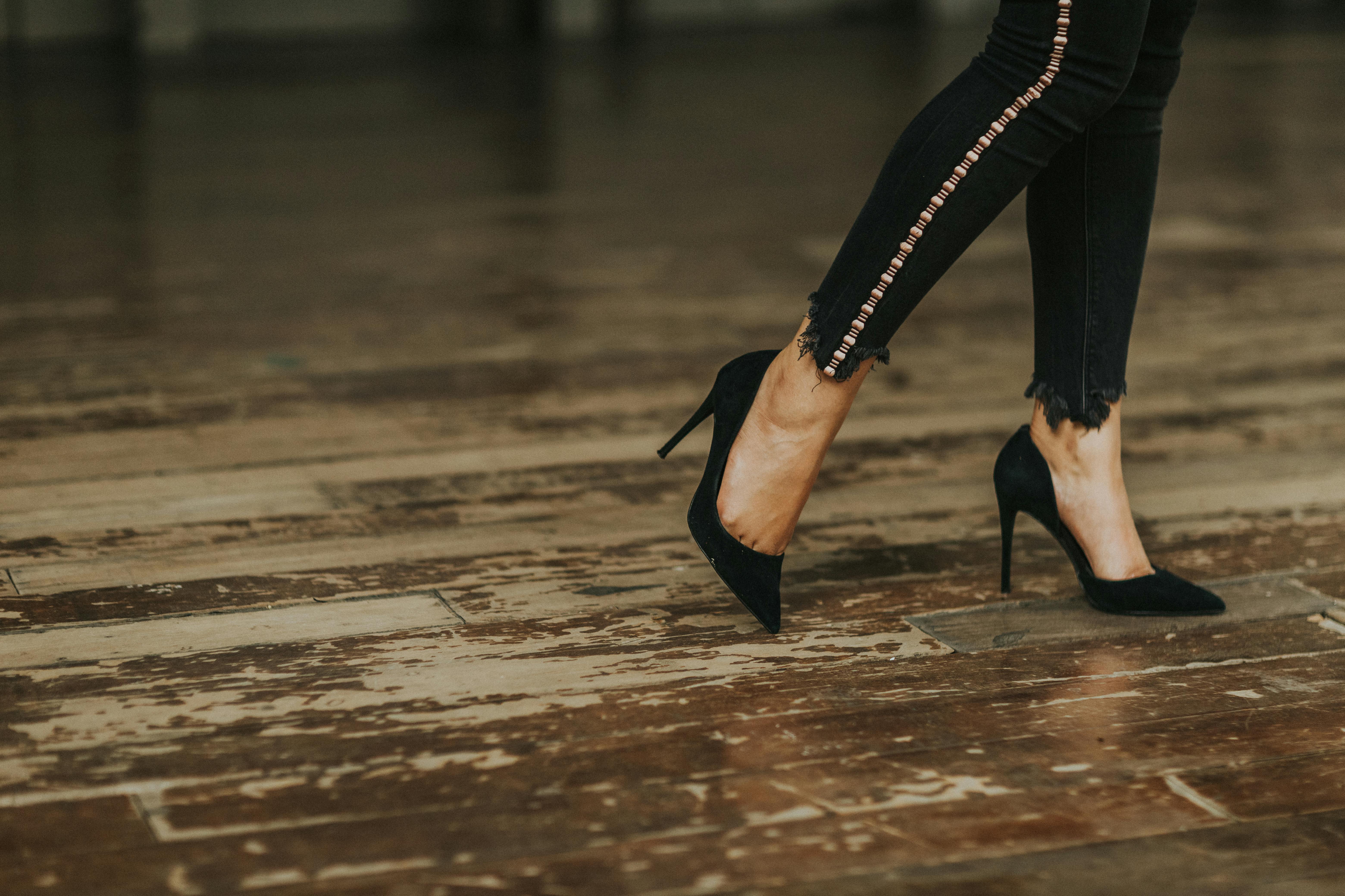 Gros plan sur les talons d'une femme qui marche | Source : Pexels