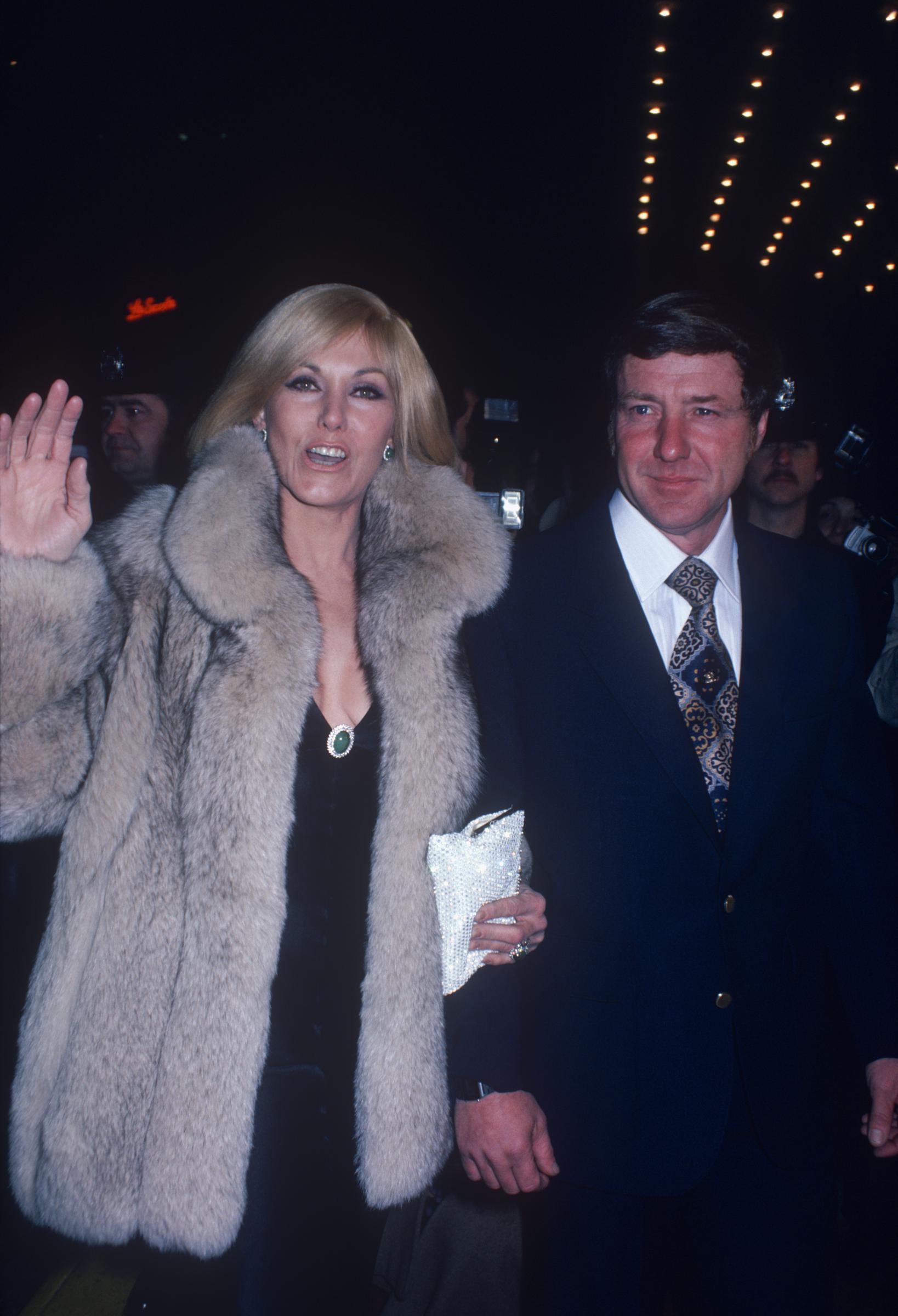 La célèbre actrice et son mari, Robert Malloy, lors de la première du film « The Mirror Crack'd » à l'hôtel Waldorf de New York, le 15 décembre 1980. | Source : Getty Images