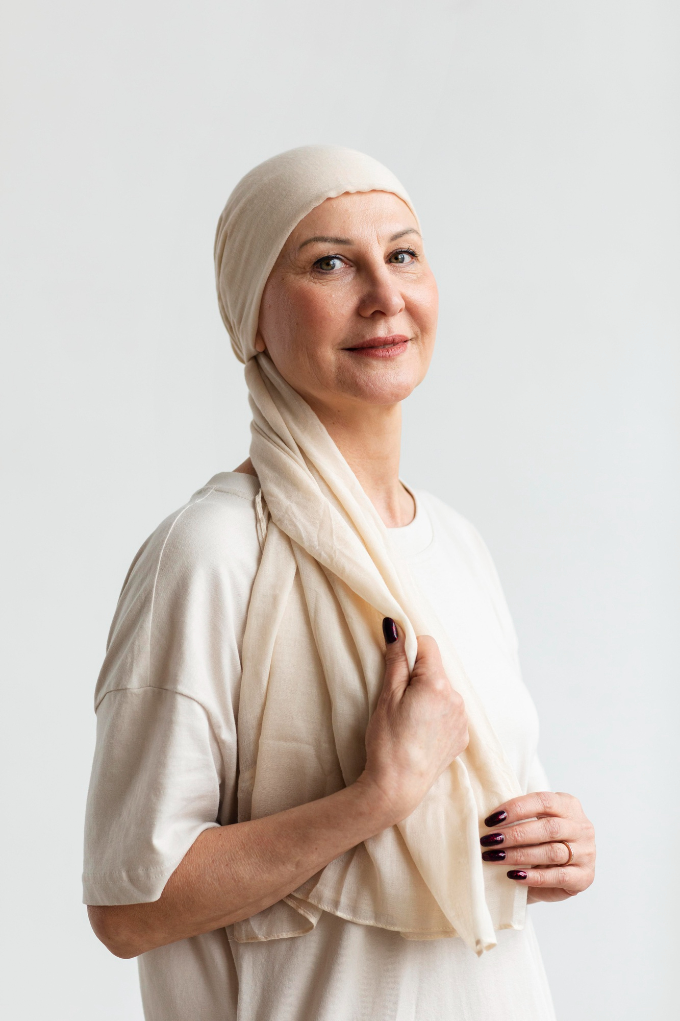 Une femme d'âge moyen avec un foulard autour de la tête | Source : Freepik