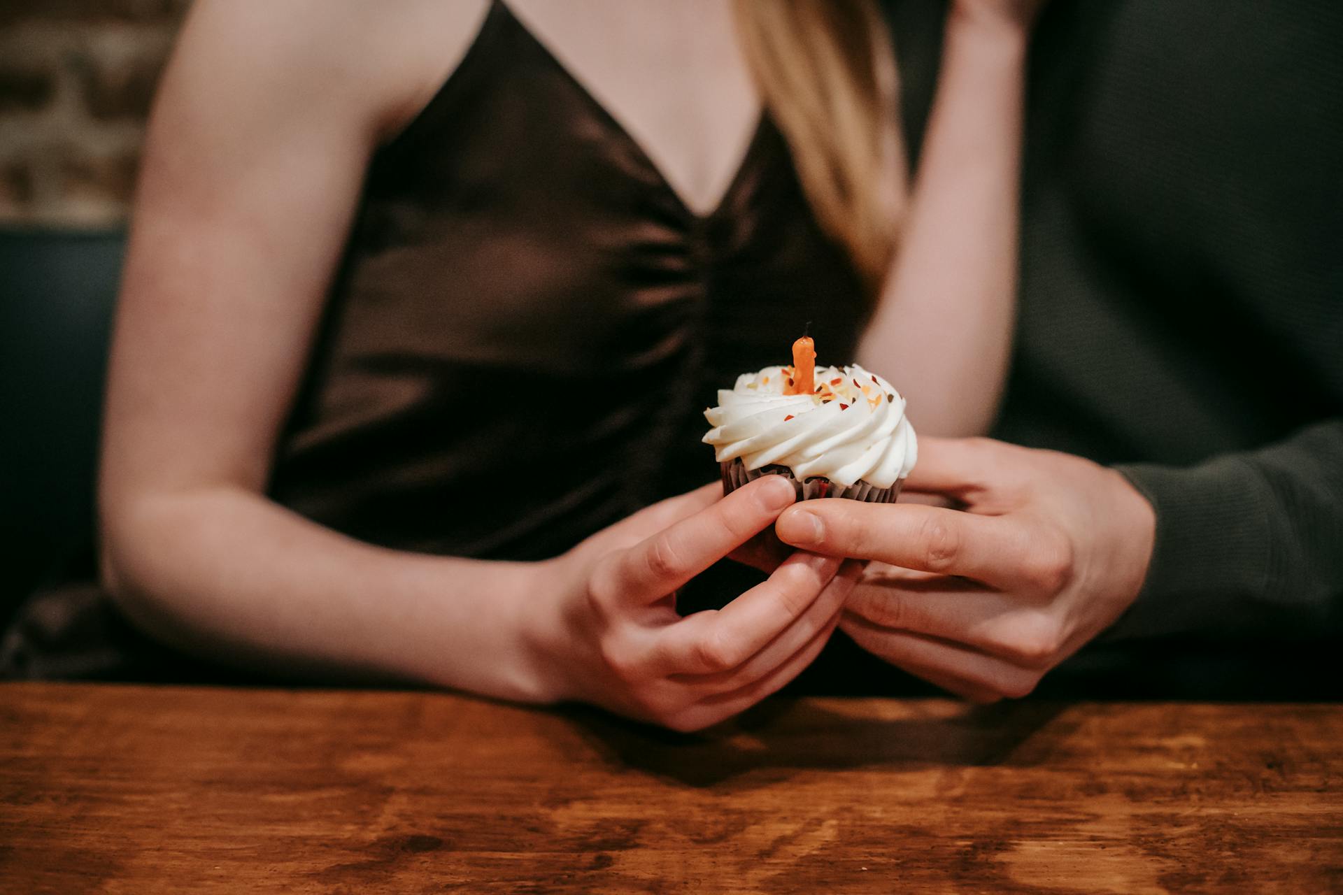 Une femme qui tient un gâteau | Source : Pexels