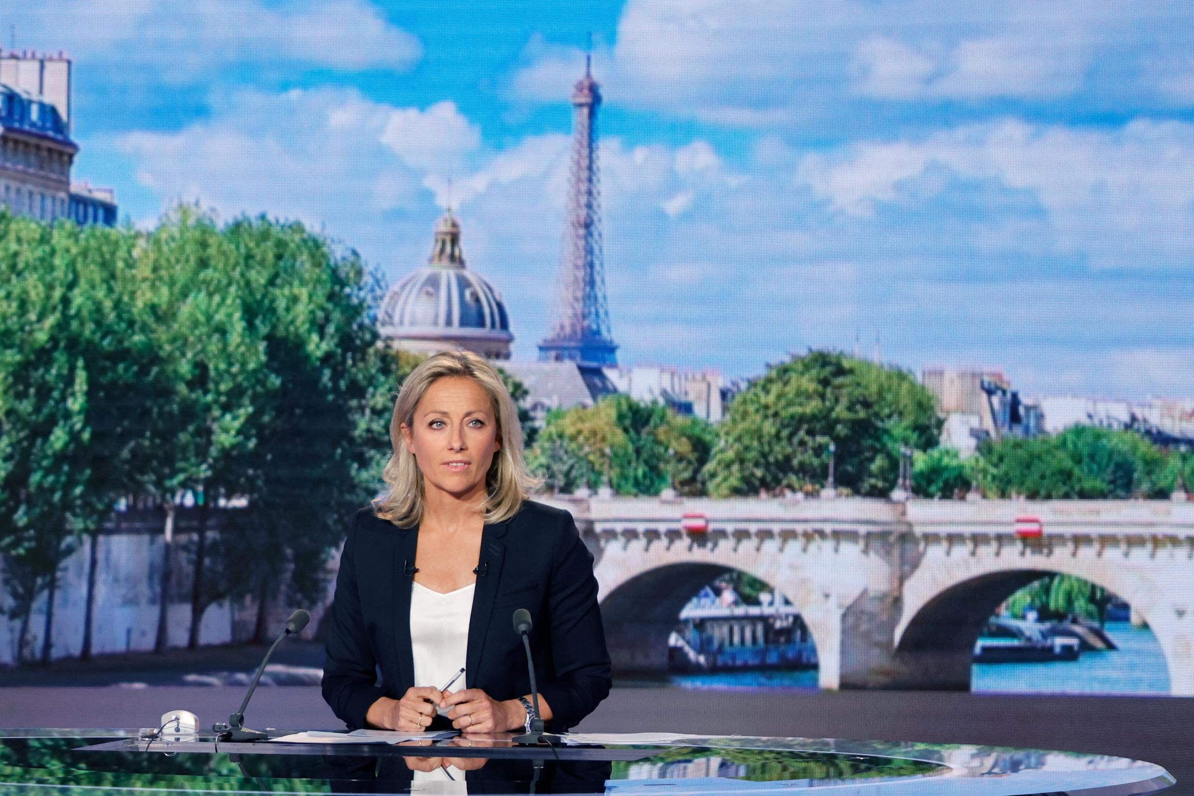 La journaliste et animatrice de télévision française Anne-Sophie Lapix présente le journal télévisé du soir de la chaîne de télévision française France 2, à Paris, le 21 avril 2022 I Source : Getty Images