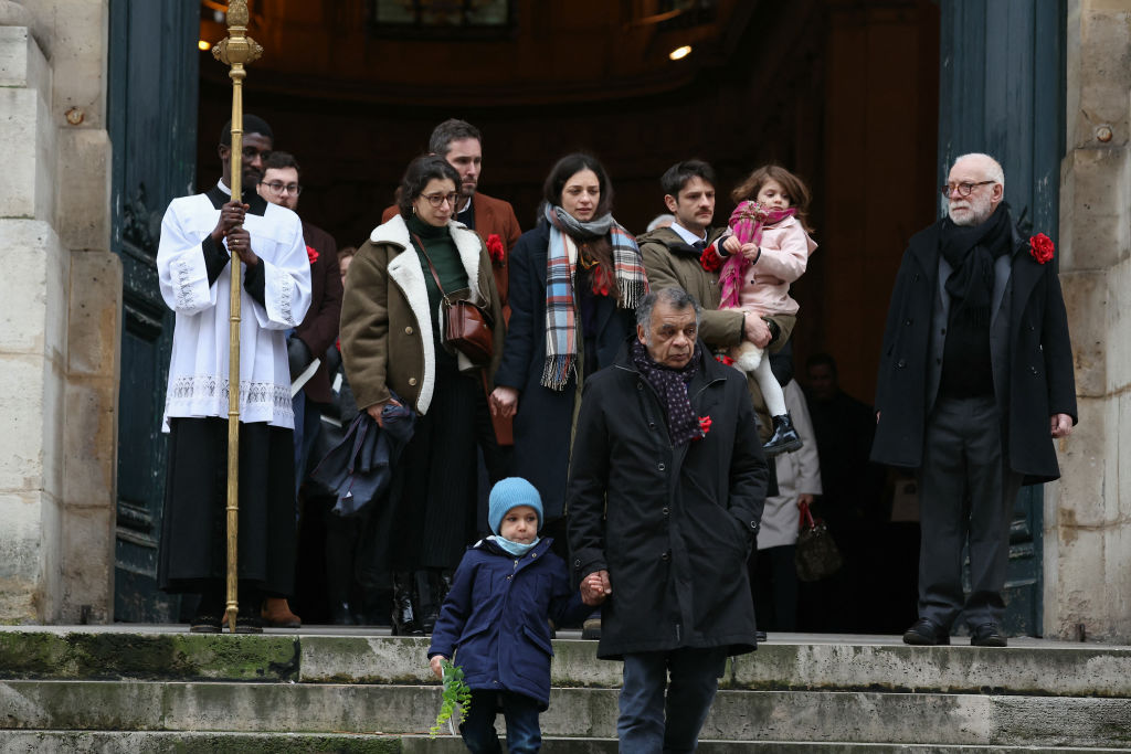 Thomas Stern (à droite), entouré de ses proches, quitte l'église Saint-Roch à Paris le 6 février 2025 après avoir assisté à la cérémonie d'enterrement de son épouse, Catherine Laborde, décédée le 28 janvier 2025 à l'âge de 73 ans. (Photo d'ALAIN JOCARD/AFP via Getty Images)