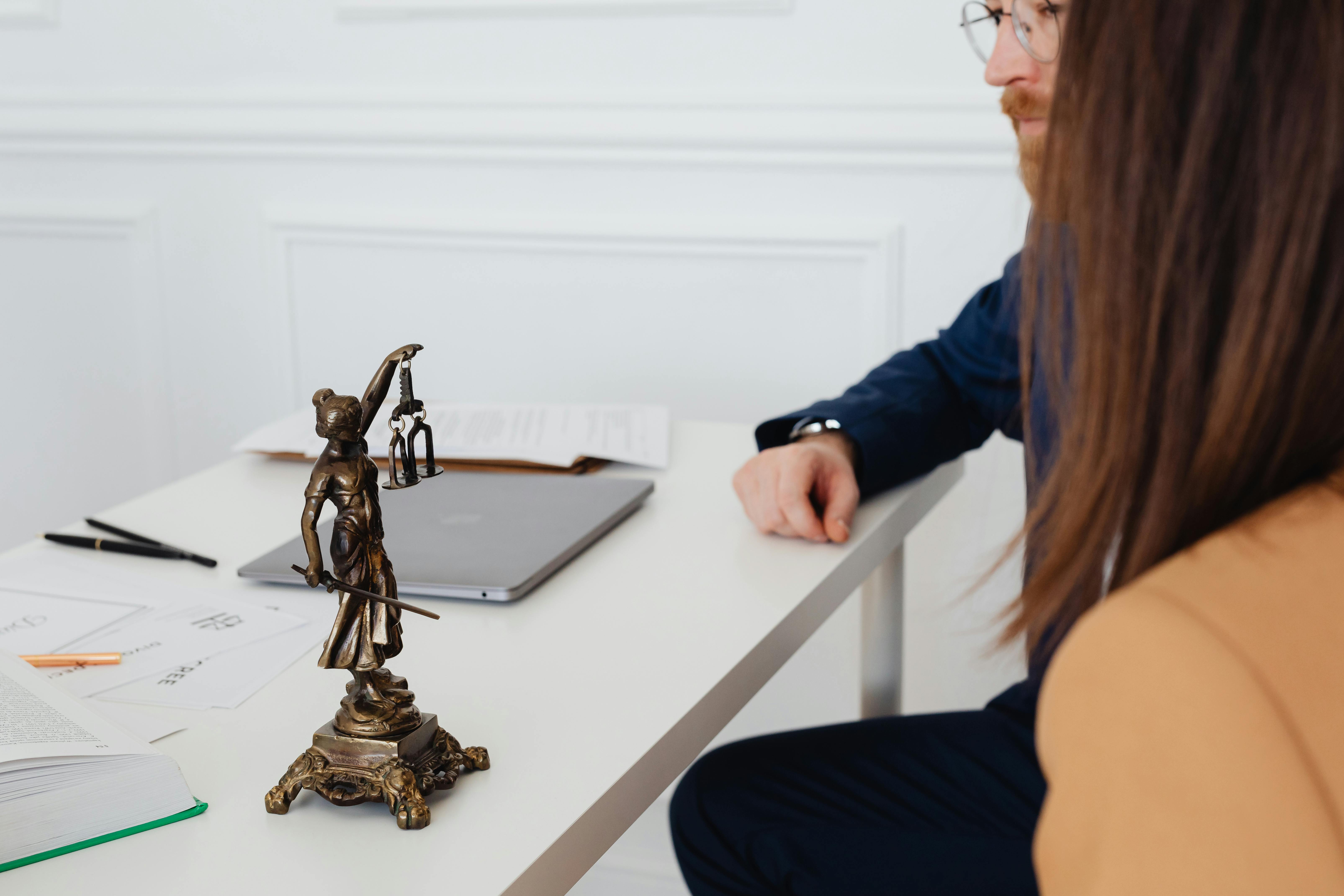 Des personnes assises dans le bureau d’un avocat | Source : Pexels