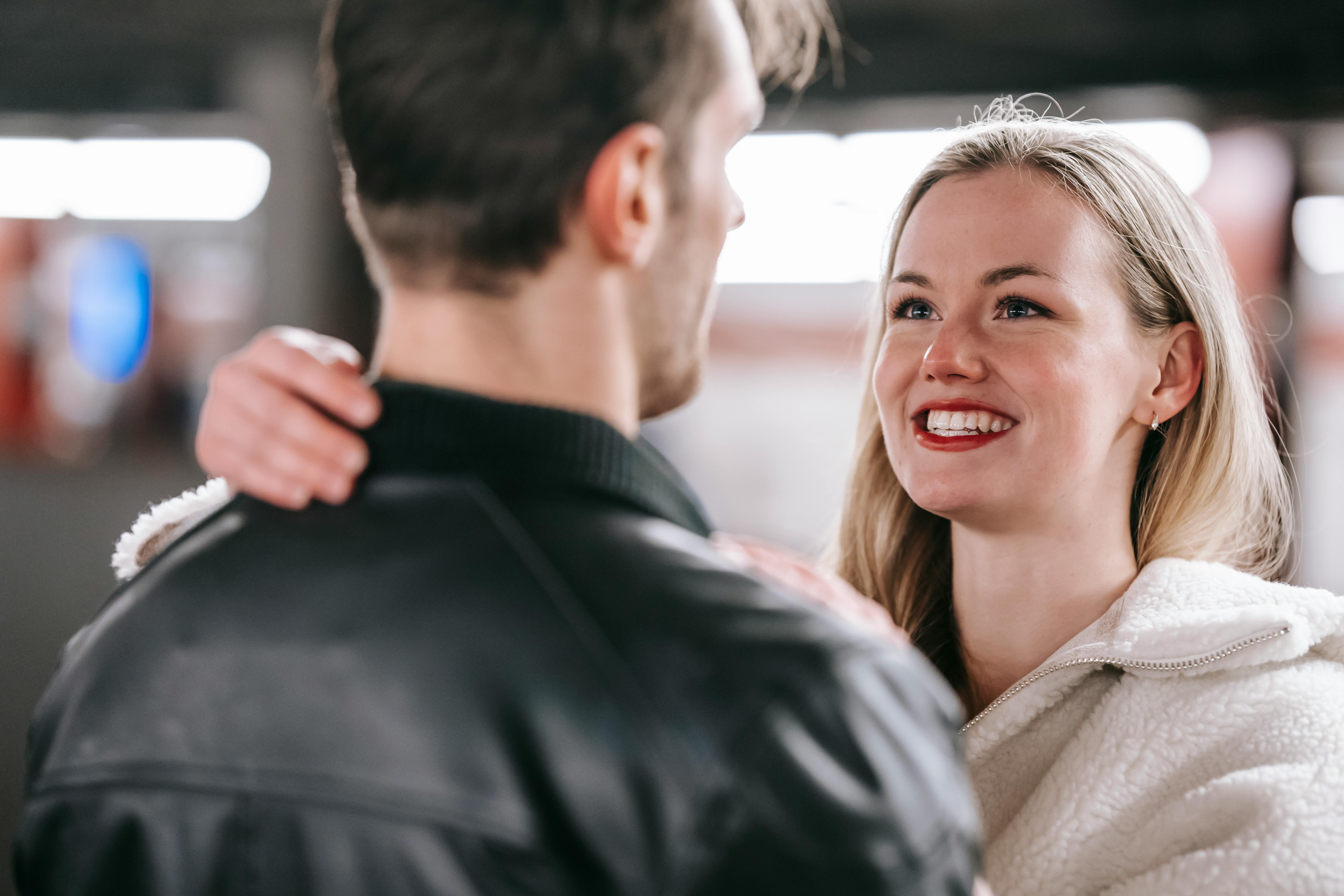 Une femme souriante face à un homme | Source : Pexels