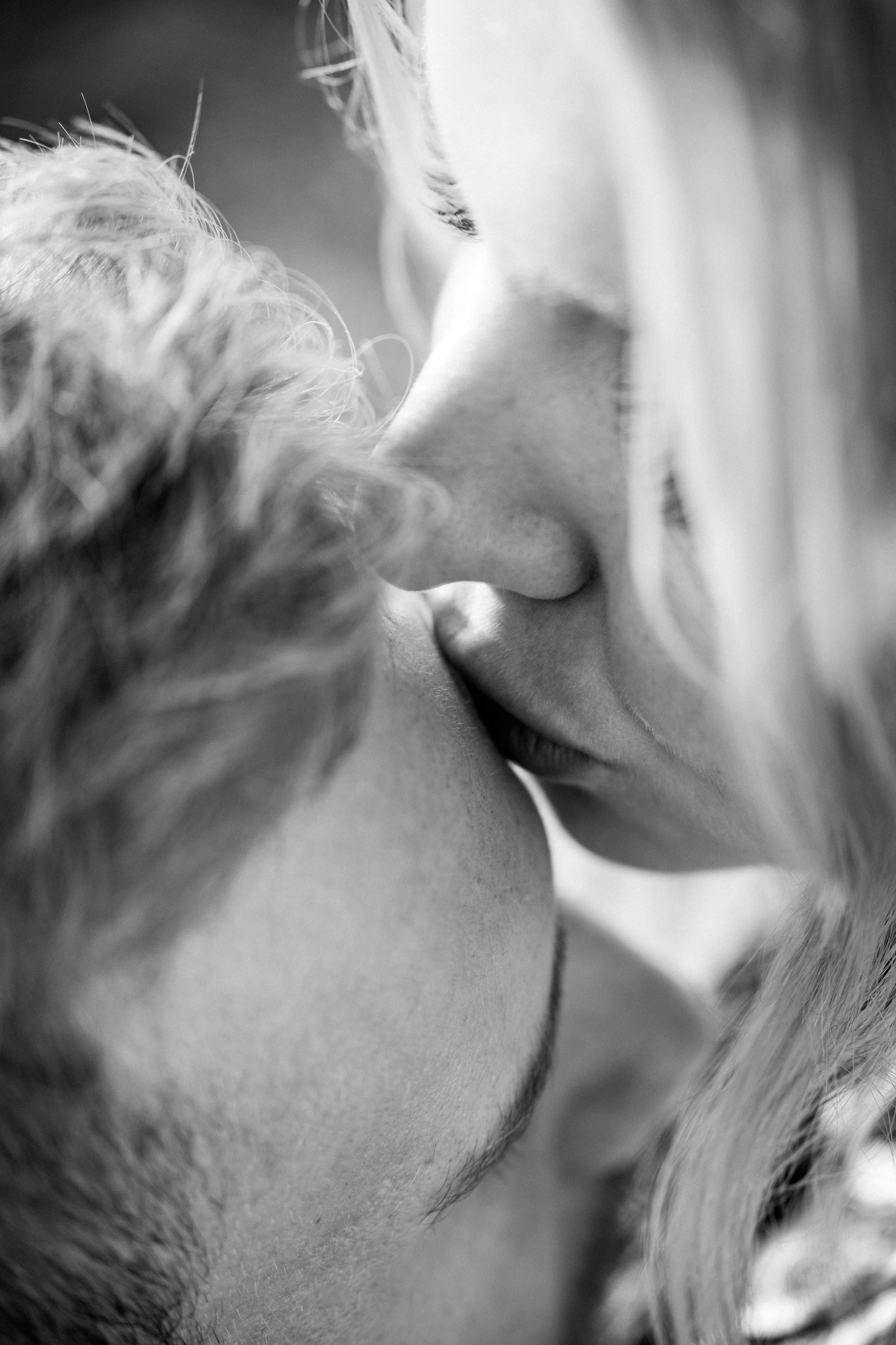 Une femme embrassant un homme sur le front | Source : Unsplash