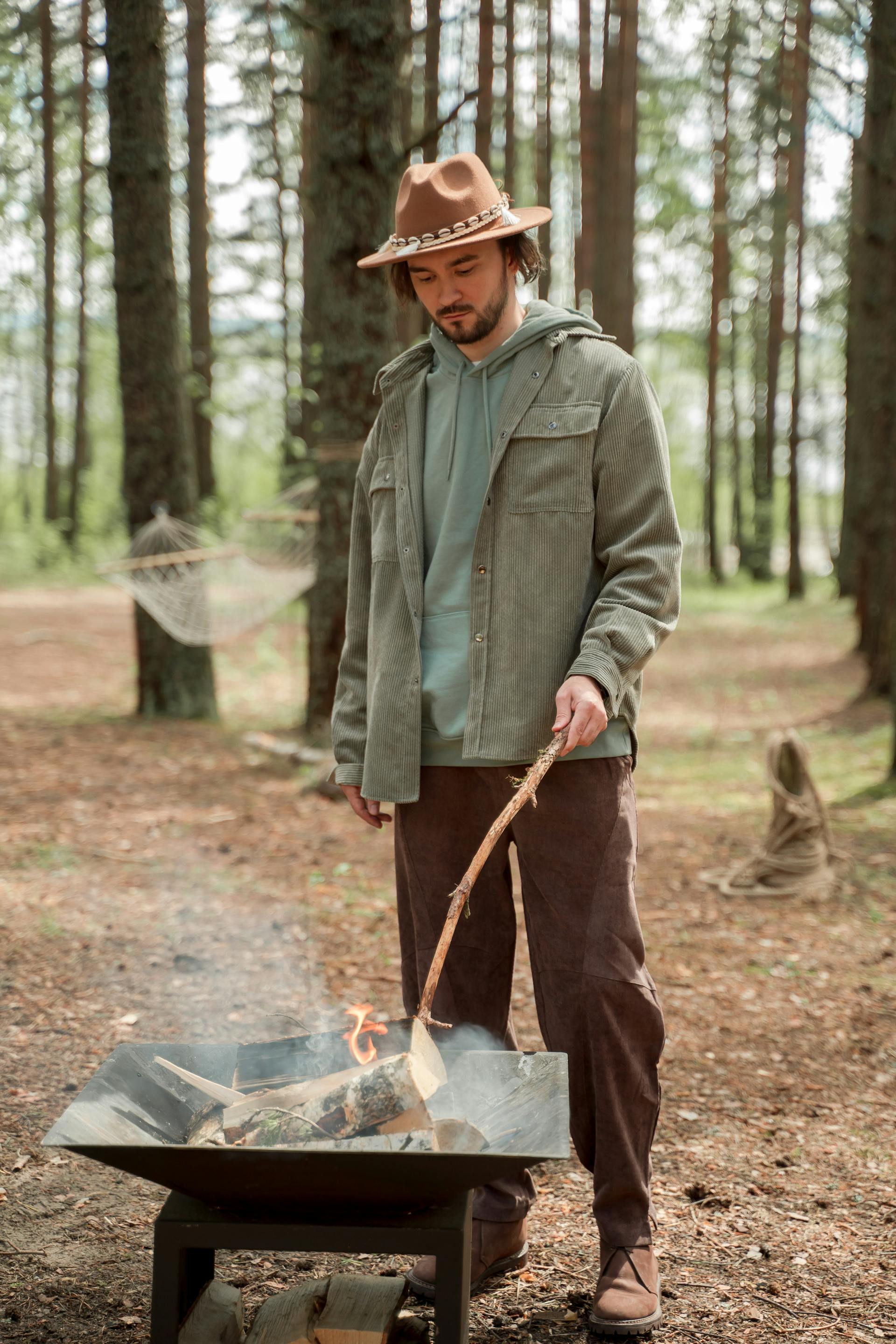 Un homme près d'un feu de fosse | Source : Pexels