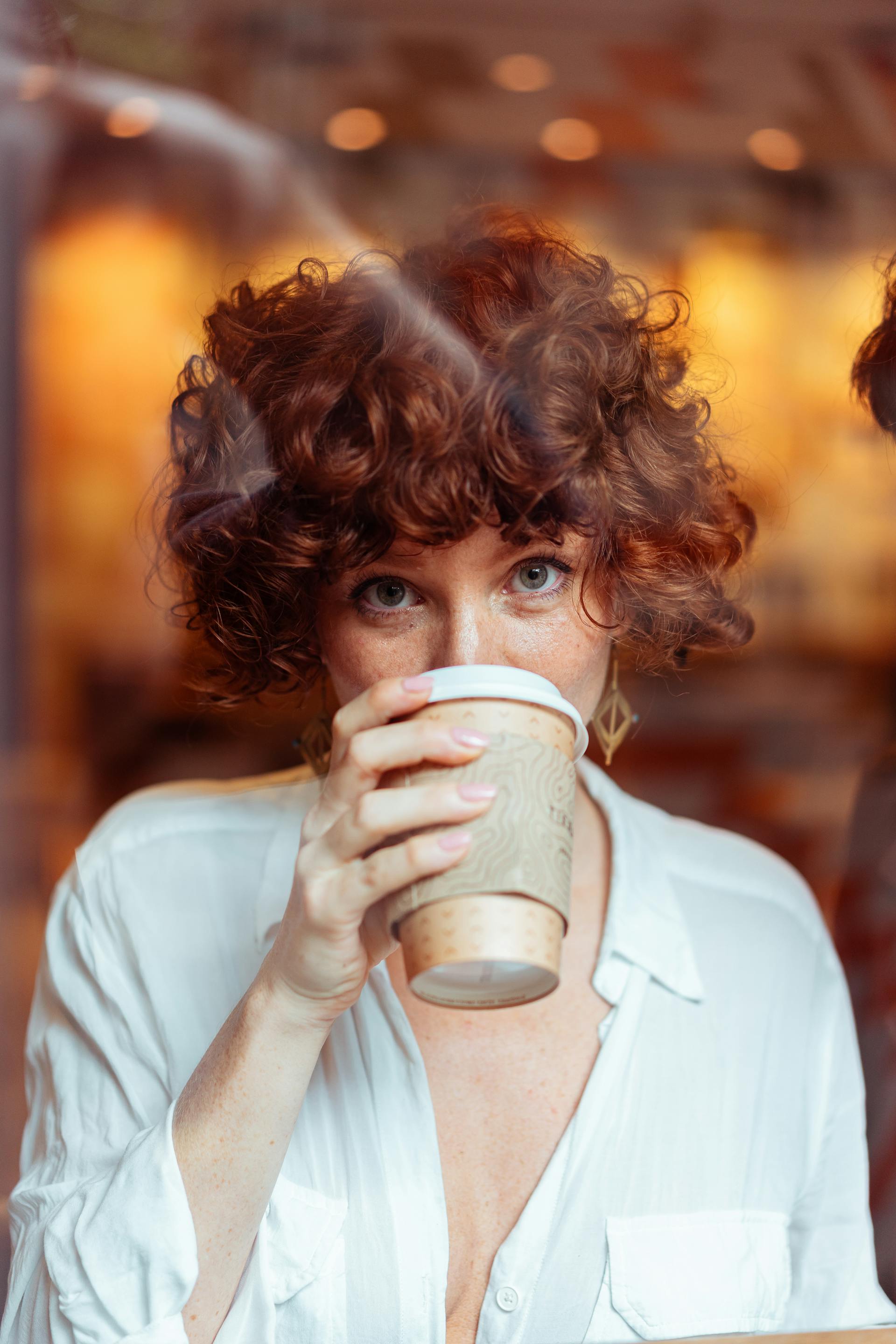 Une femme qui boit du café | Source : Pexels