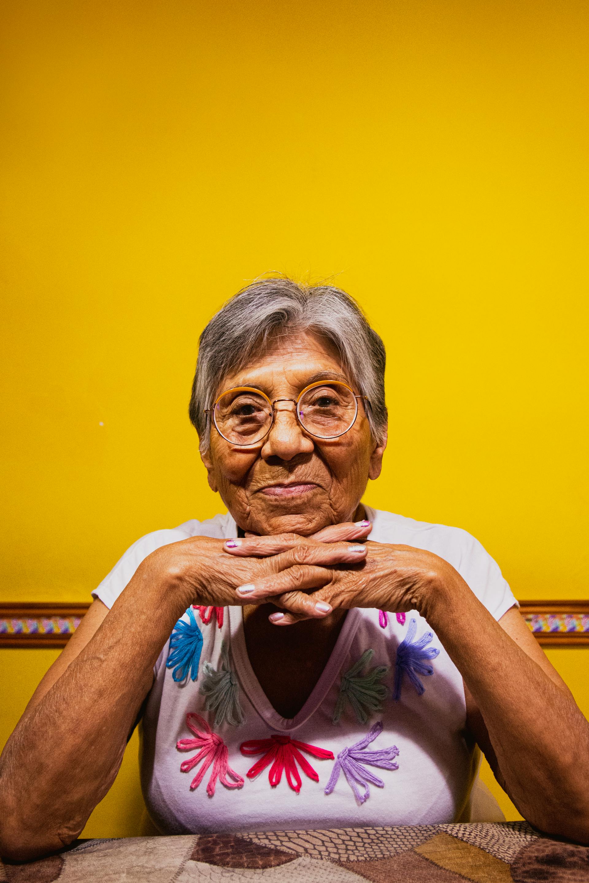 Une femme au sourire satisfait | Source : Pexels