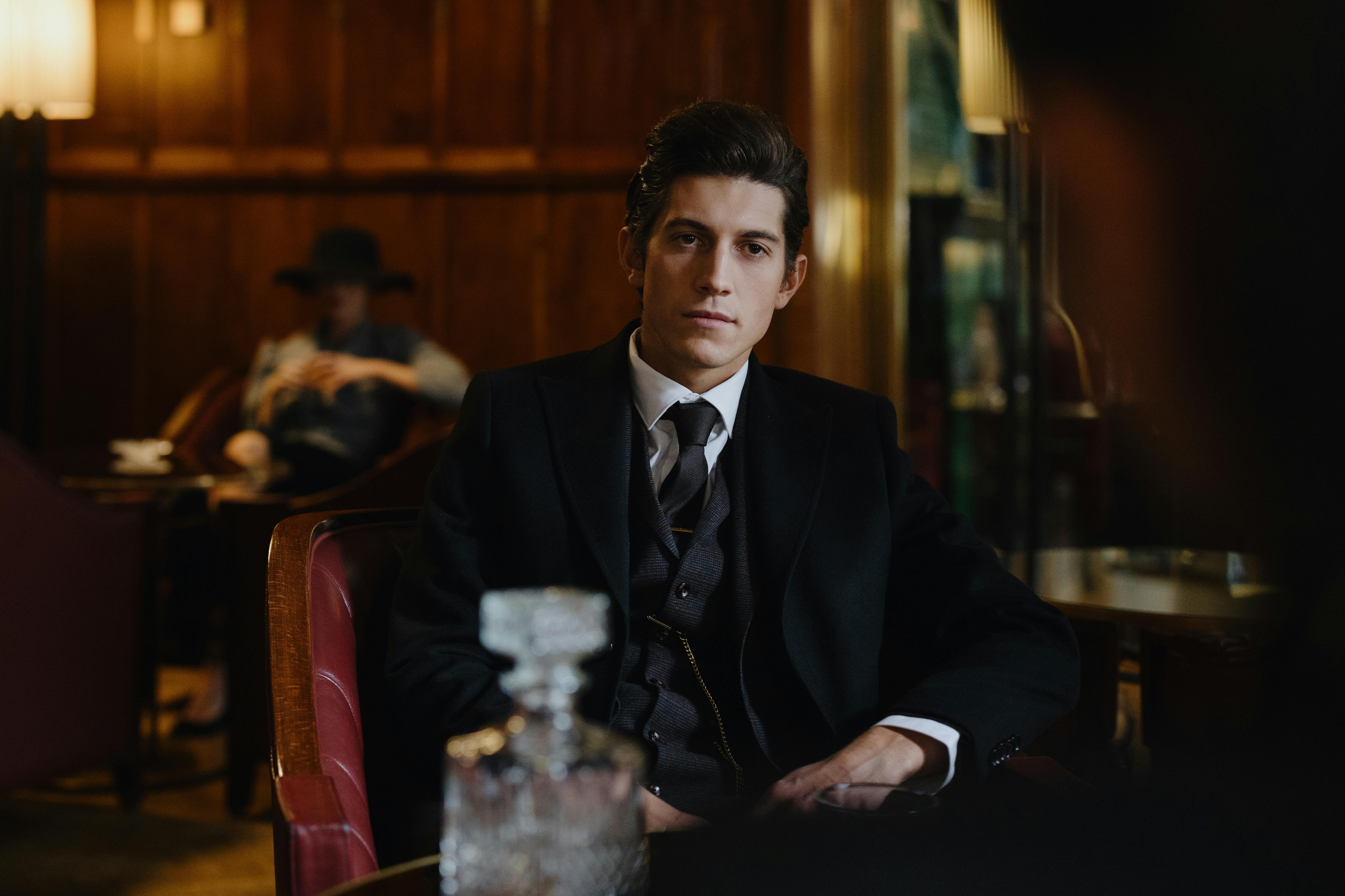 Un homme sérieux au restaurant | Source : Pexels