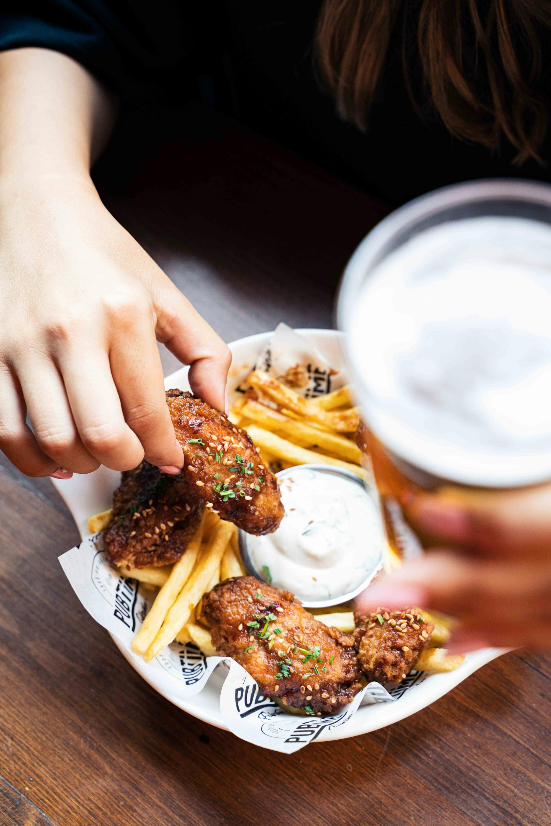 Une personne tenant un nugget de poulet | Source : Pexels