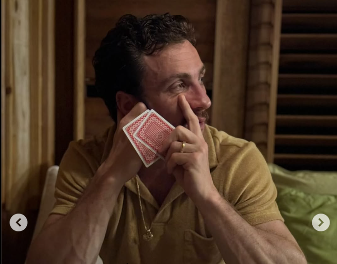Aaron Taylor-Johnson lors d'une partie de cartes, datée du 13 juin 2025 | Source : Instagram/samtaylorjohnson
