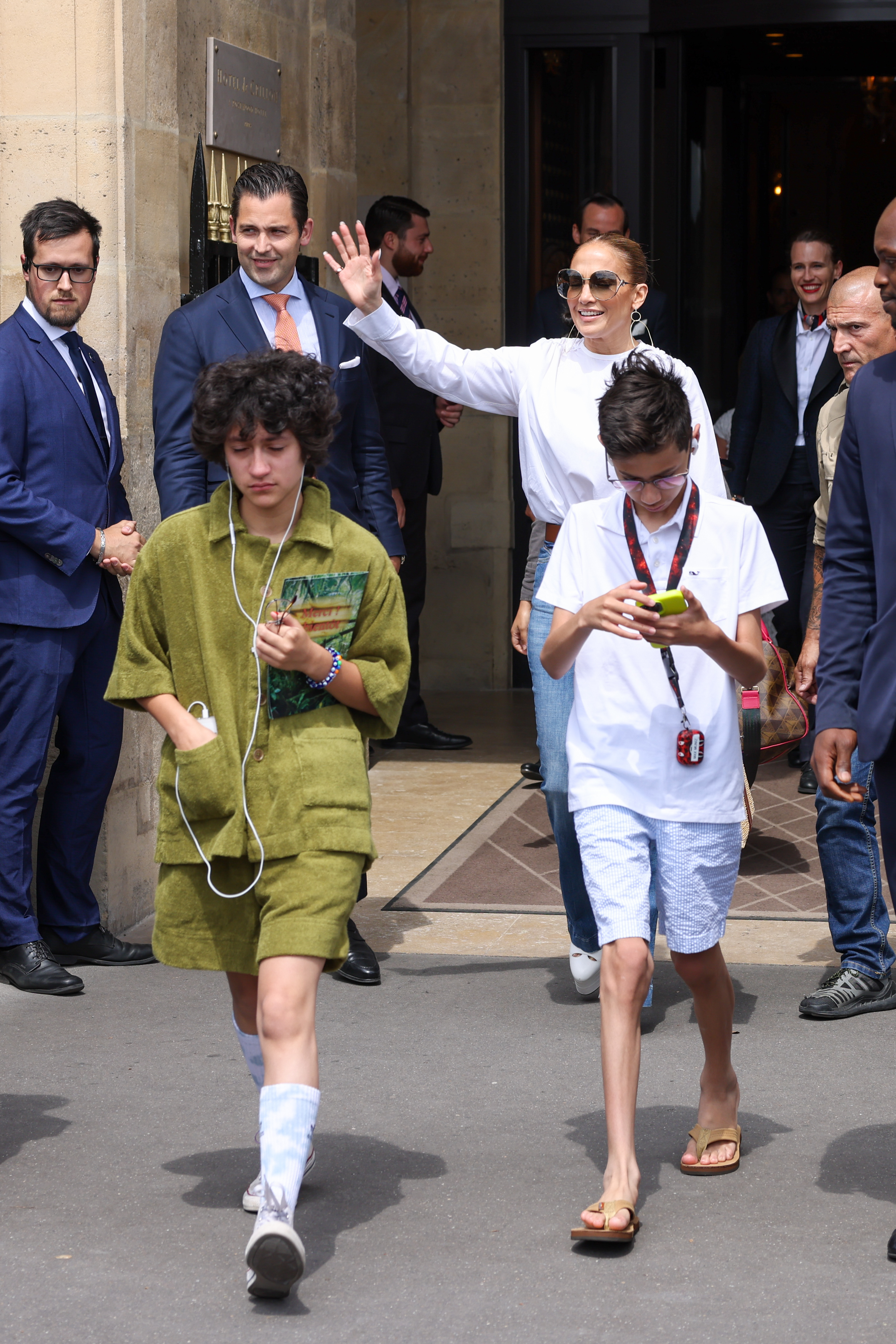 Jennifer Lopez quittant l'hôtel Crillon avec ses jumeaux le 27 juillet 2022, à Paris, en France. | Source : Getty Images