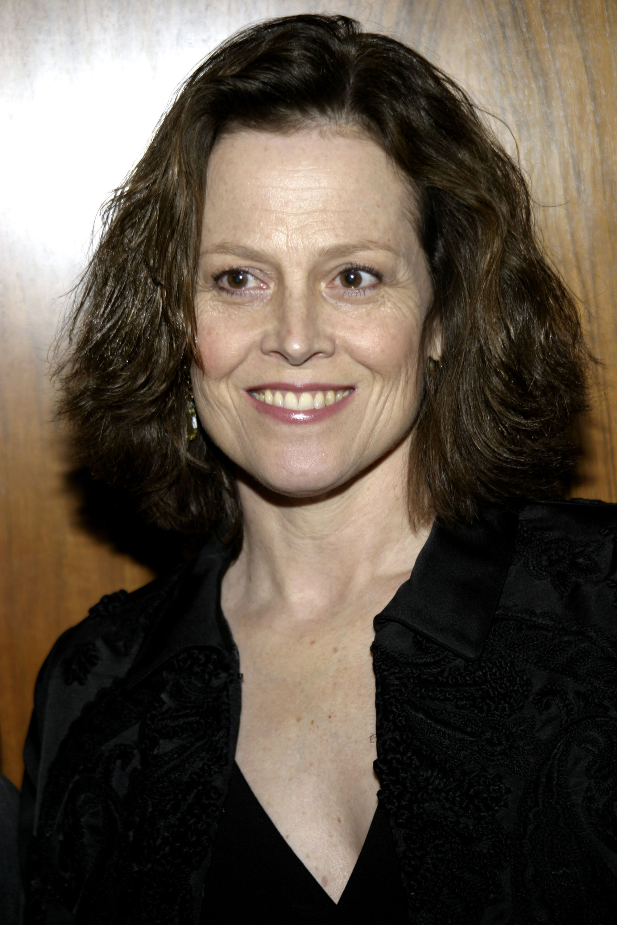 Sigourney Weaver assiste à un événement de mode à New York, souriante sur un portrait en gros plan devant un fond neutre | Source : Getty Images
